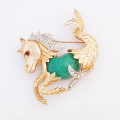 Broche figurative mythique en forme de lévrier dorée avec cloche en faux jade de Kramer, années 1950