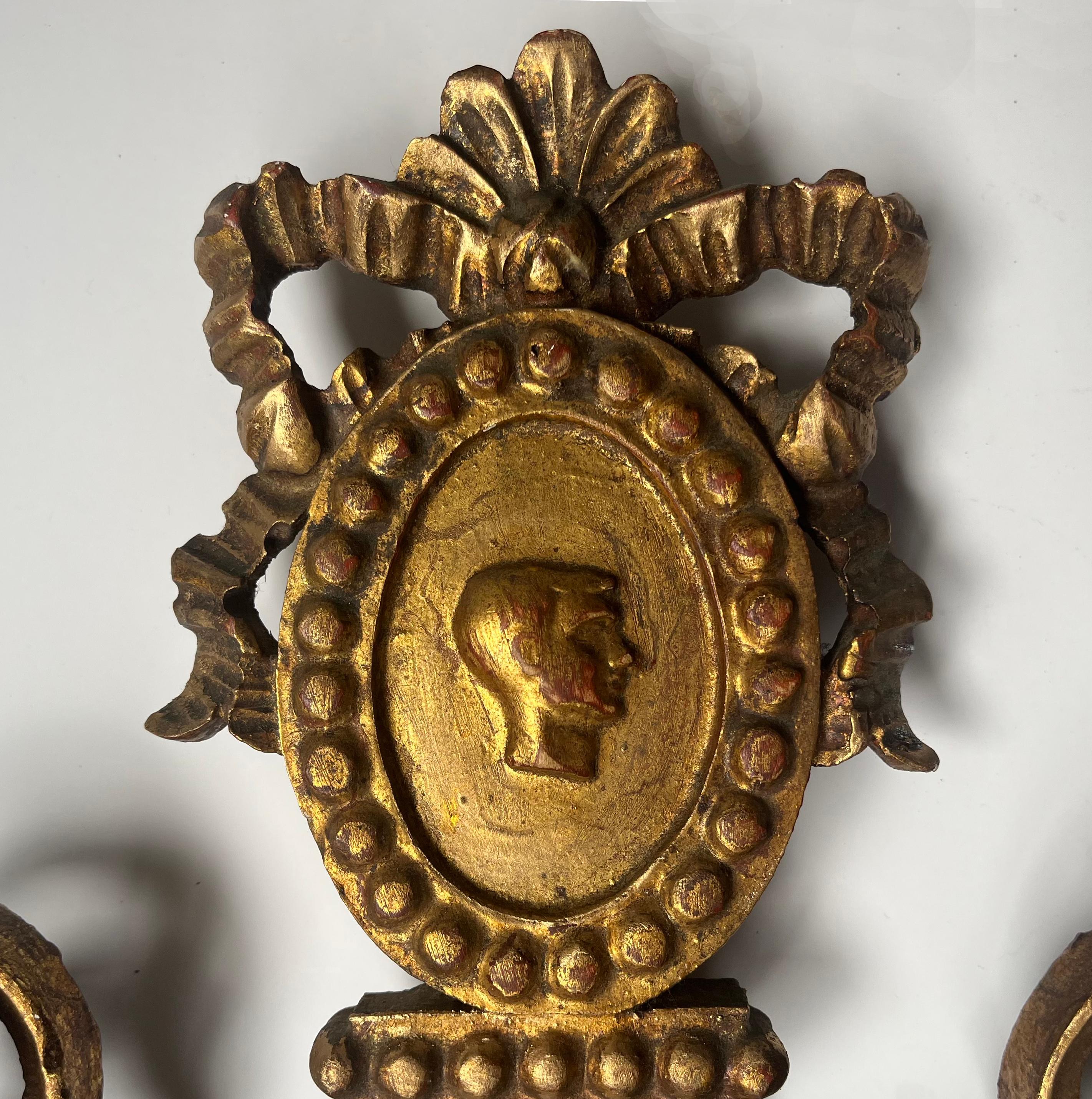 Neoclassico Specchio dorato neoclassico metà del XX secolo in vendita