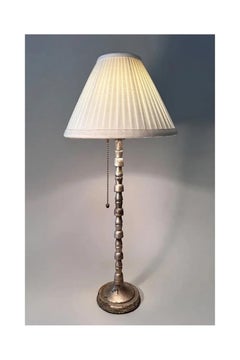 Lampada da tavolo con pepita dorata, finitura argento anticato, paralume in seta plissettata color crema