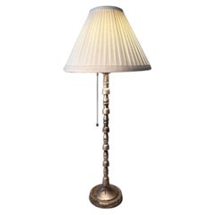 Lampada da tavolo con pepita dorata, finitura argento anticato, paralume in seta plissettata color crema