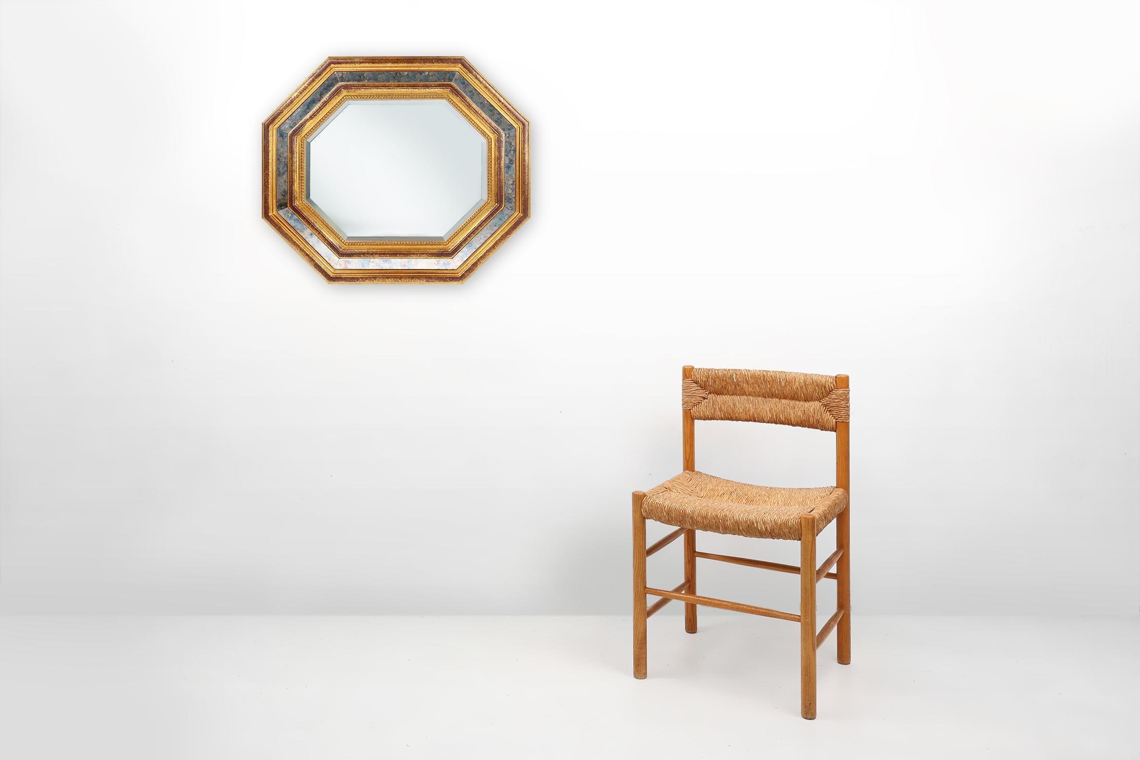 Belgique / 1950 / Miroir / Deknudt / résine,  miroir fumé / Mid-century / By Vintage

Vintage miroir octogonal trapézoïdal doré Deknudt décoré de verre fumé et d'un miroir central taillé à facettes. Ce miroir en résine avec des décorations de style
