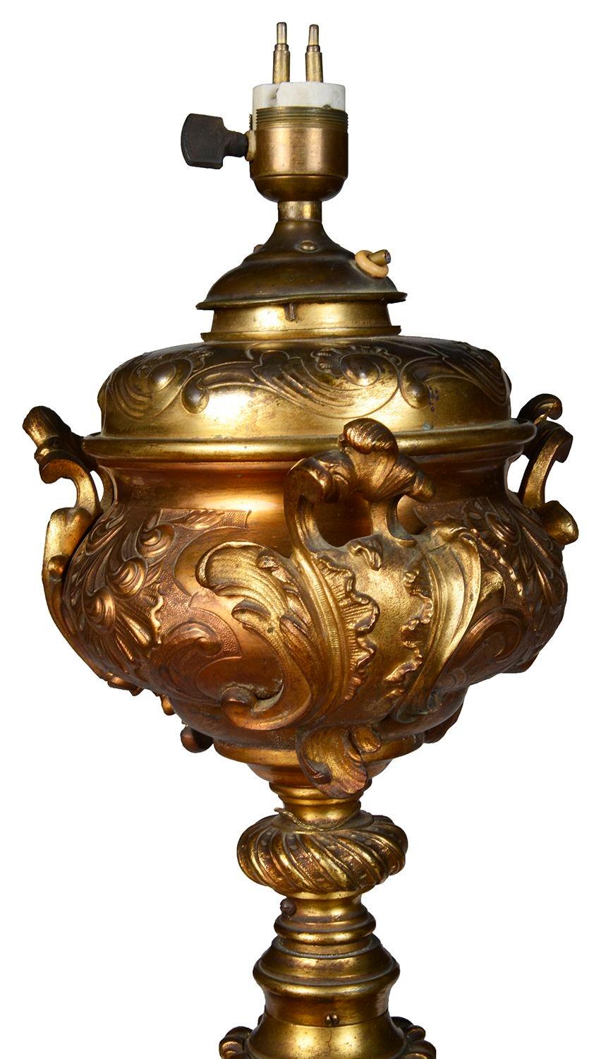 Français Lampe standard de style Louis XVI en bronze doré. en vente