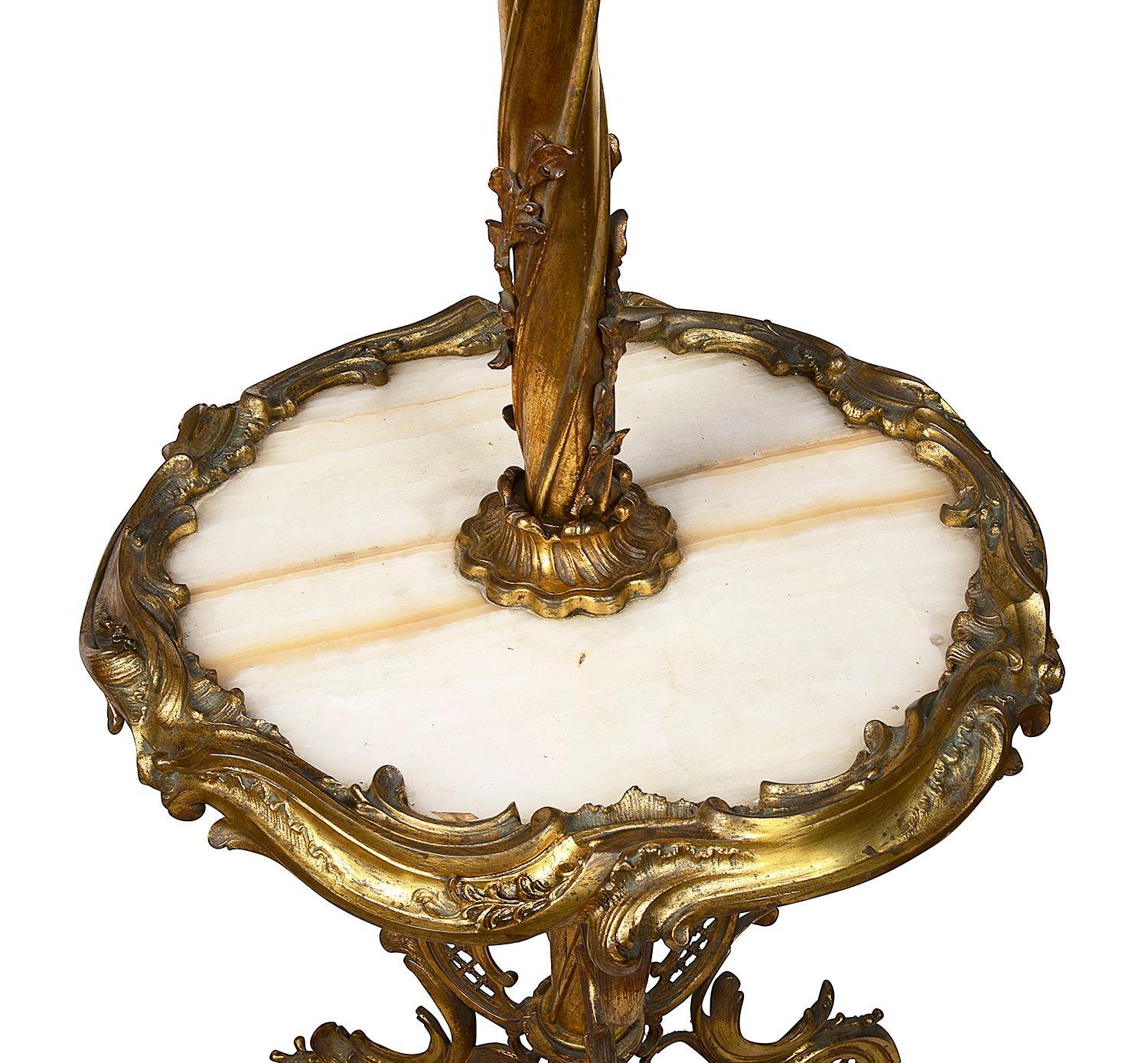 Doré Lampe standard de style Louis XVI en bronze doré. en vente