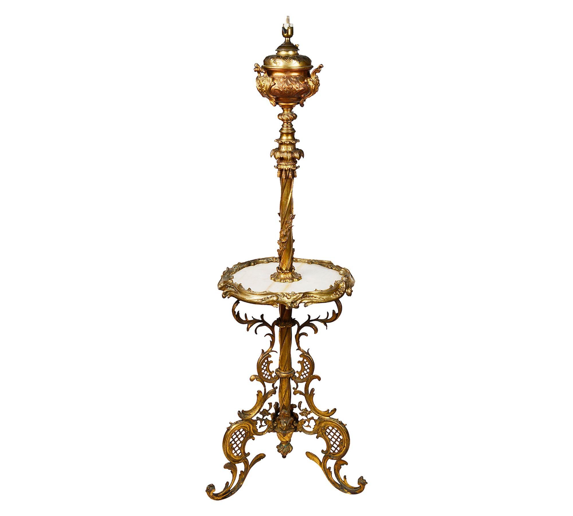 20ième siècle Lampe standard de style Louis XVI en bronze doré. en vente