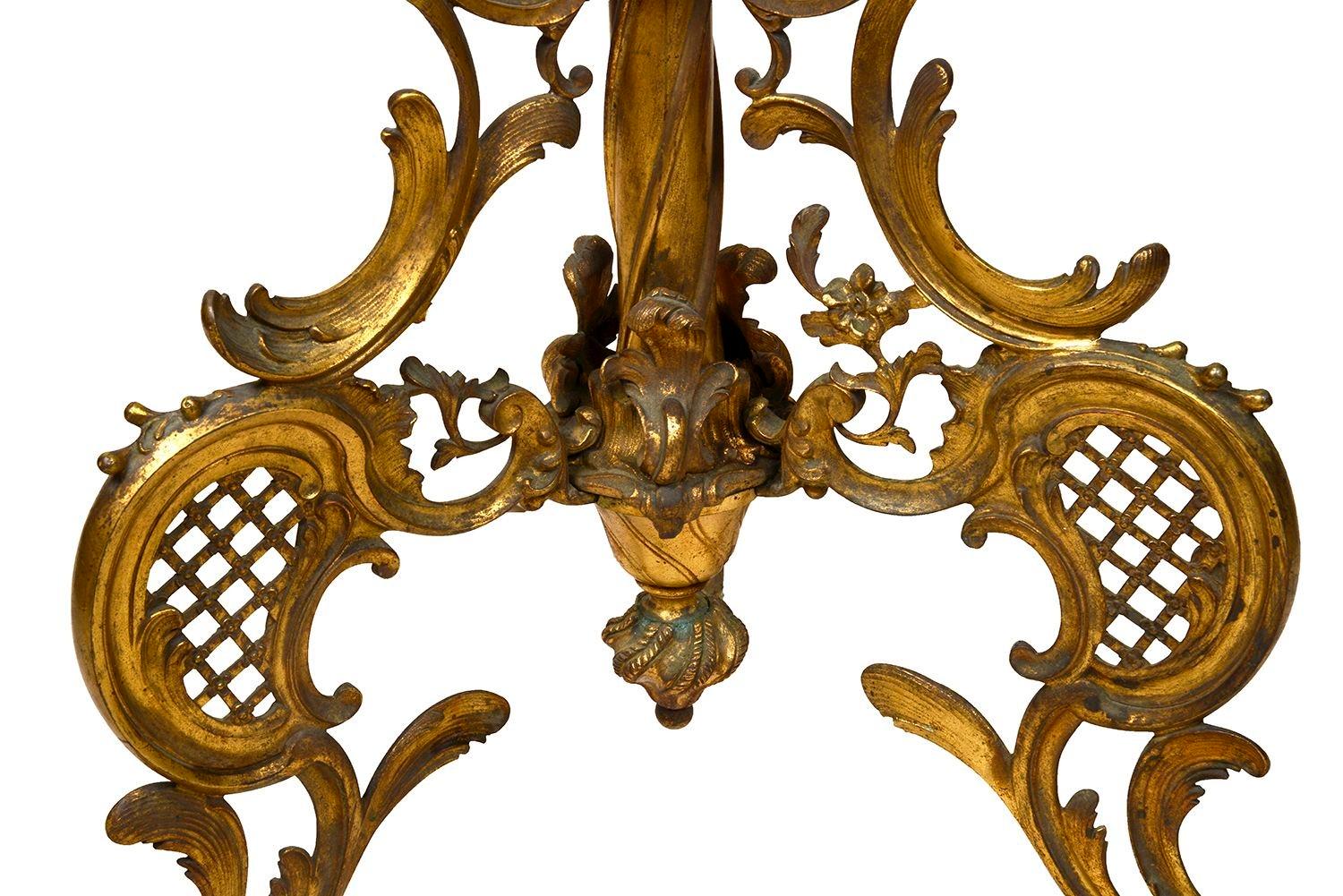 Bronze doré Lampe standard de style Louis XVI en bronze doré. en vente