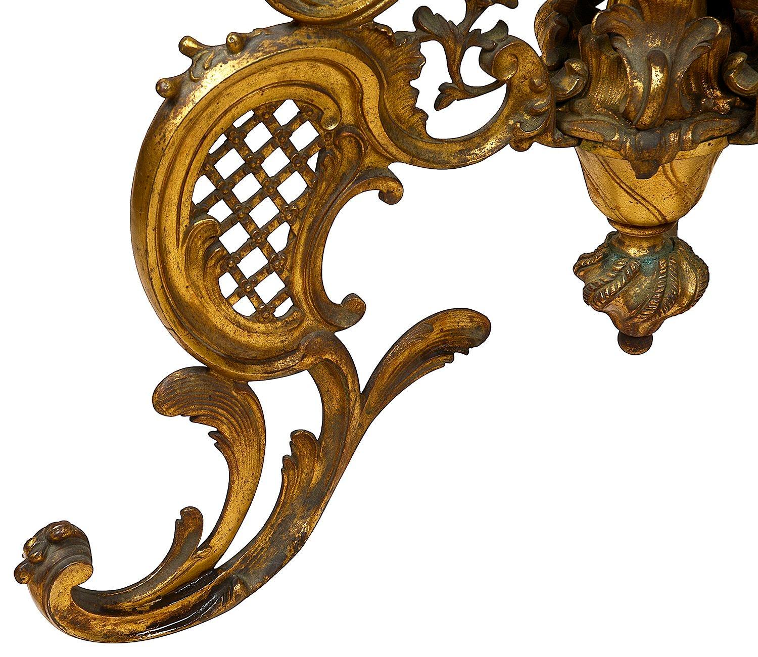 Lampe standard de style Louis XVI en bronze doré. en vente 1