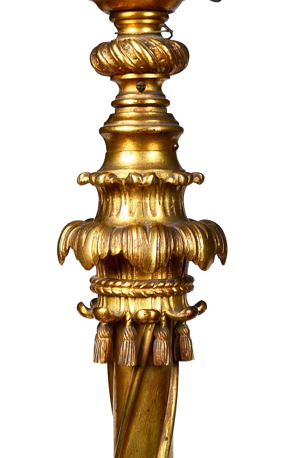 Lampe standard de style Louis XVI en bronze doré. en vente 2