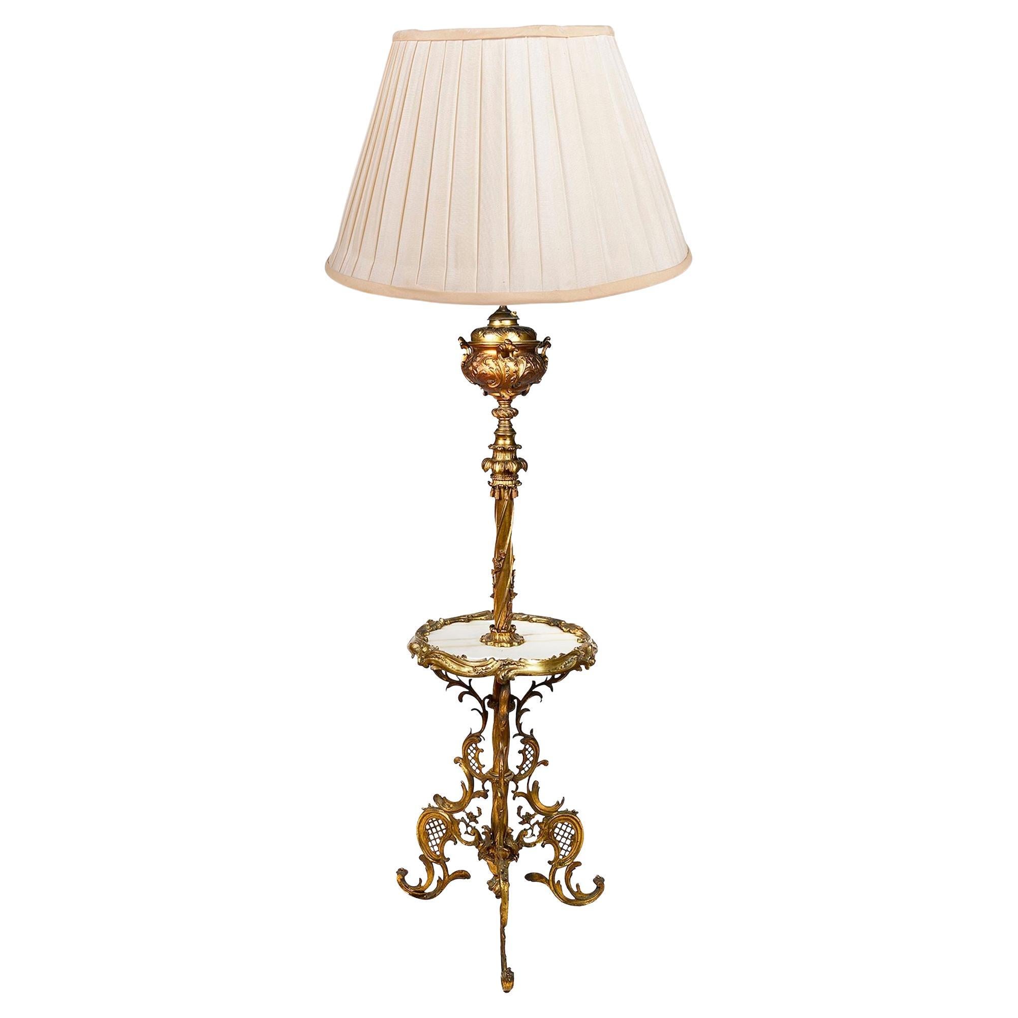 Lampe standard de style Louis XVI en bronze doré. en vente