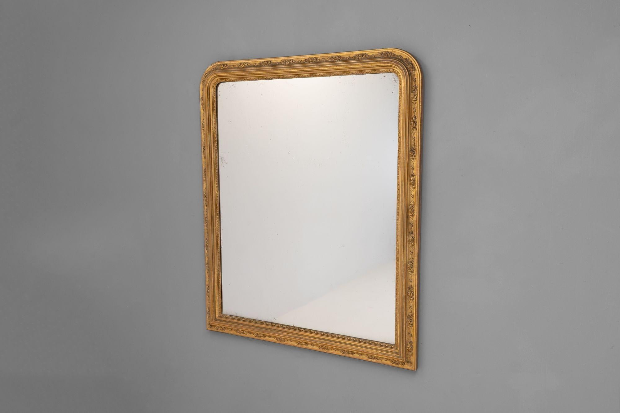 Vergoldeter französischer Übermantel mit dekorativen Details am Rahmen und originaler Spiegelplatte. Frankreich um 1860.
H 150cm x B 125cm x T 6cm
Bitte kontaktieren Sie uns, um ein genaues Angebot für den Versand zu erhalten.