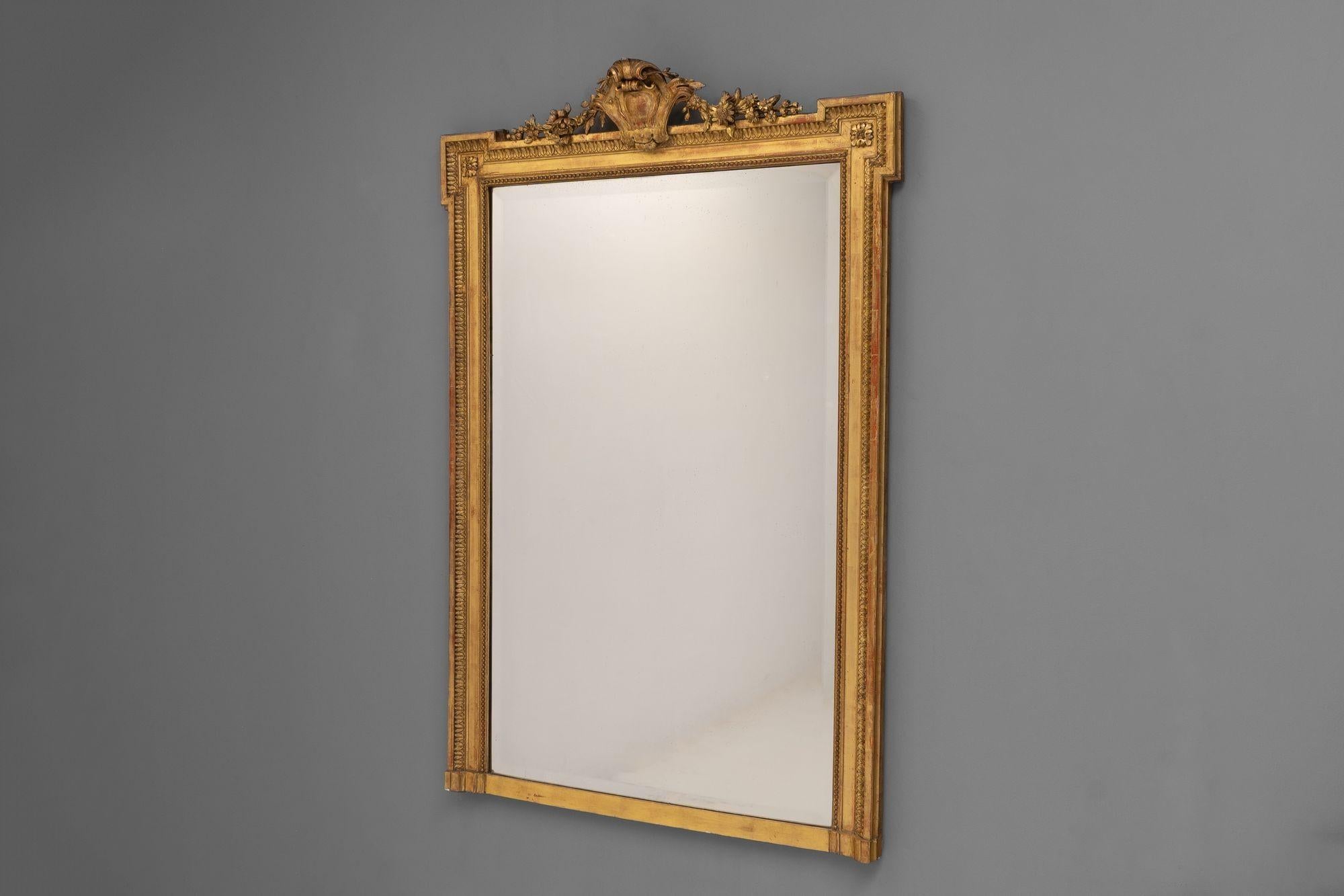 Vergoldeter französischer Obermantel mit originaler, abgeschrägter Spiegelplatte.
Um 1890.
H 154cm x B 104cm x T 14cm
Bitte kontaktieren Sie uns, um ein genaues Angebot für den Versand zu erhalten.