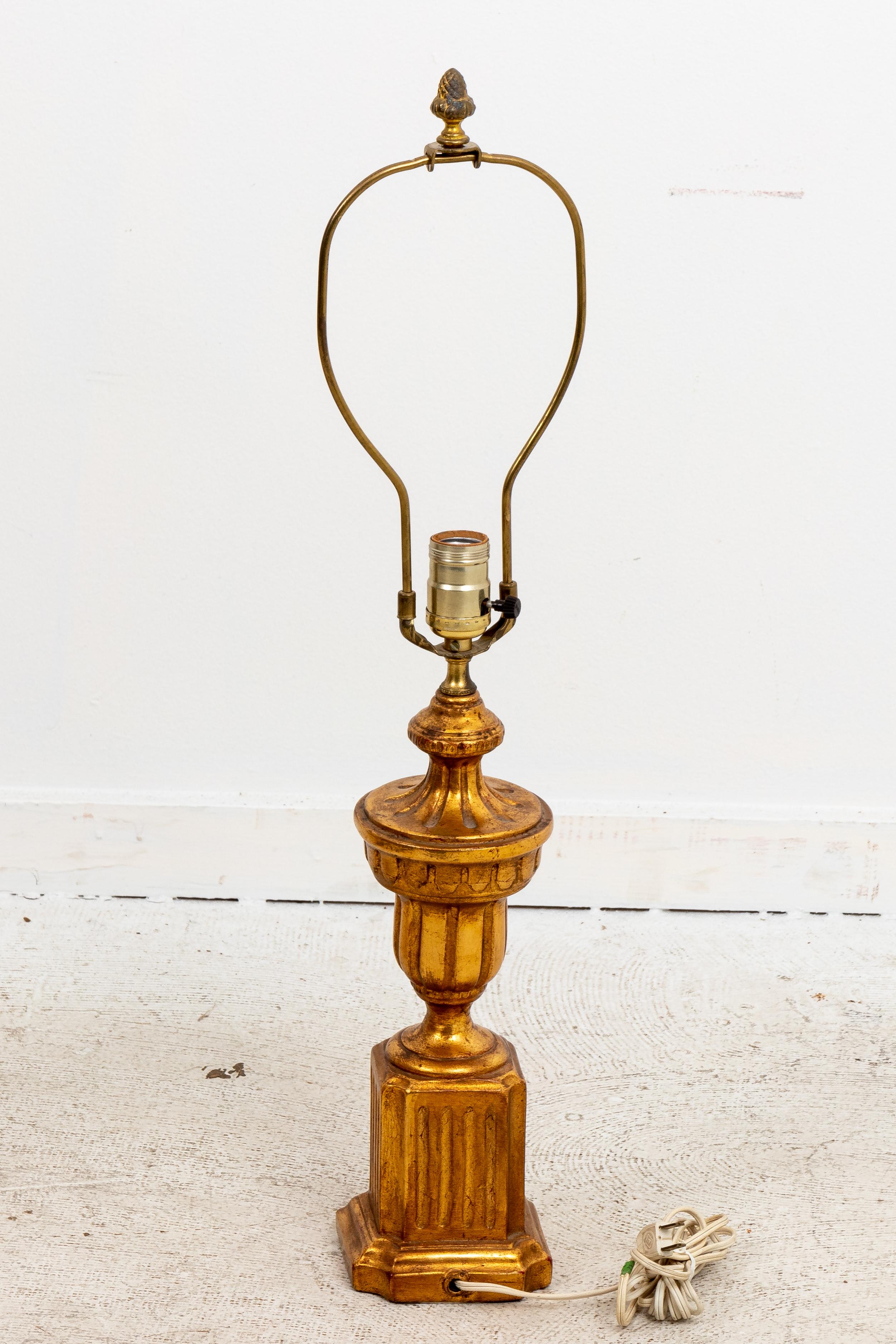 20ième siècle Paire de lampes italiennes dorées en vente