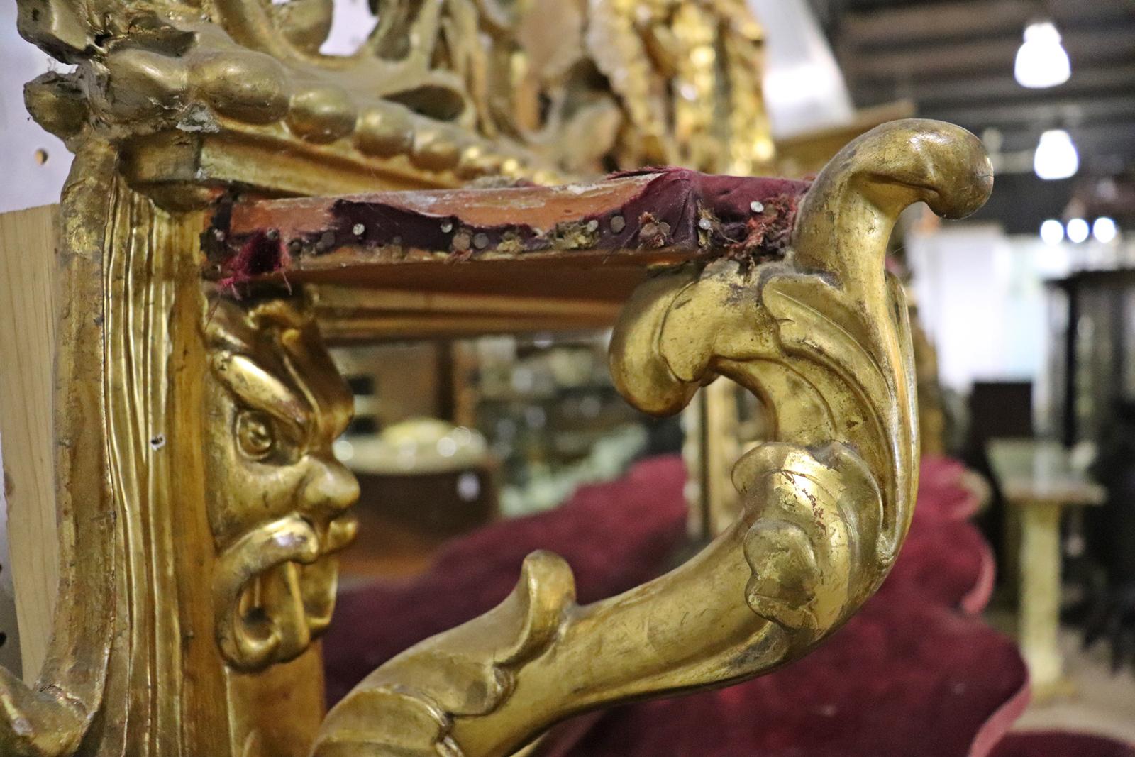 Gilded Palatial Mirrored Console Cabinet Vitrine with Putti For Sale 3