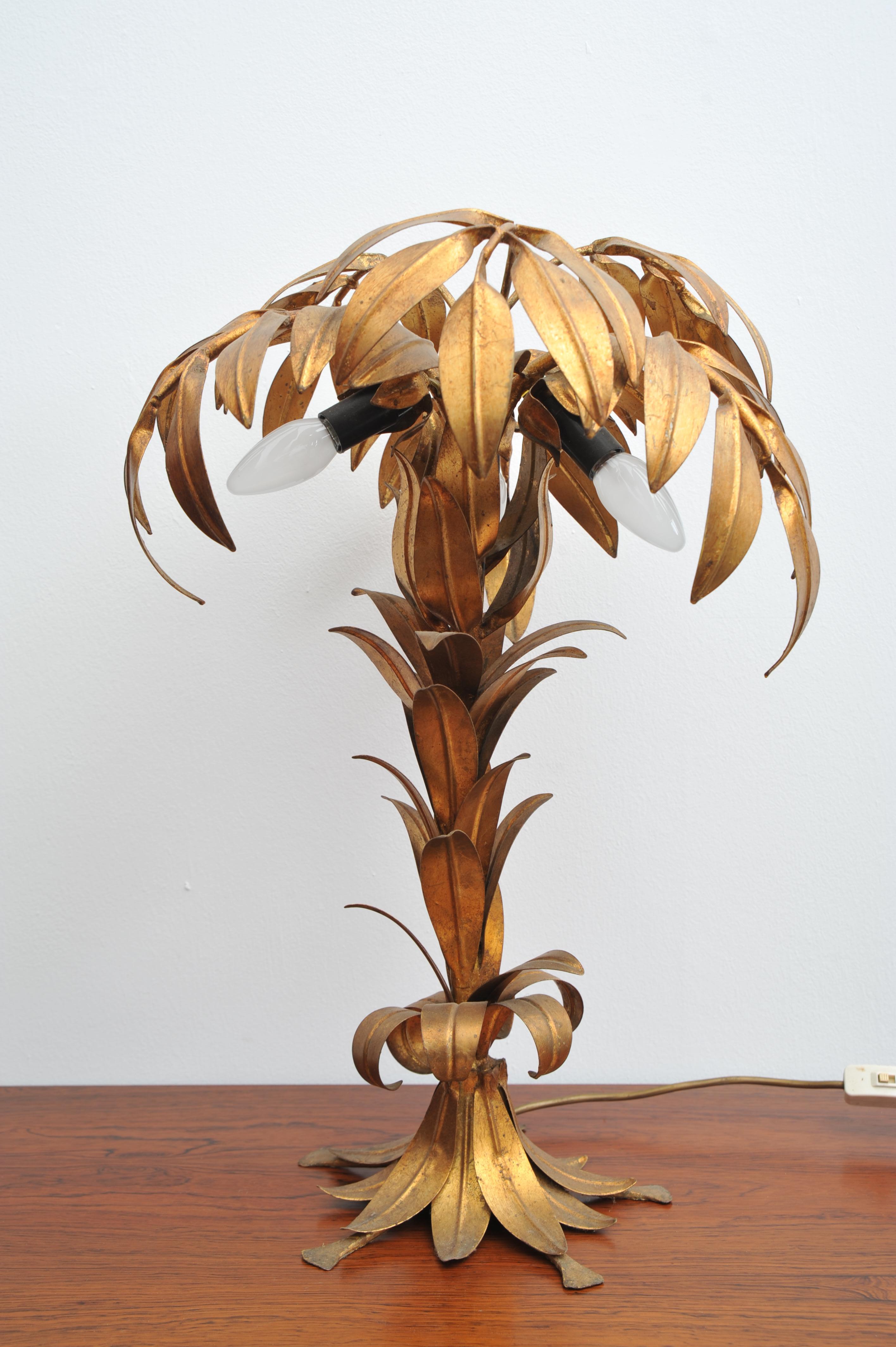 Lampe de table en forme de palmier conique du designer allemand Hans Kögl, fabriquée dans les années 1970. La lampe est dotée d'une base en bois de palmier doré avec des détails complexes, incarnant l'opulence et le glamour de l'époque. Sa forme