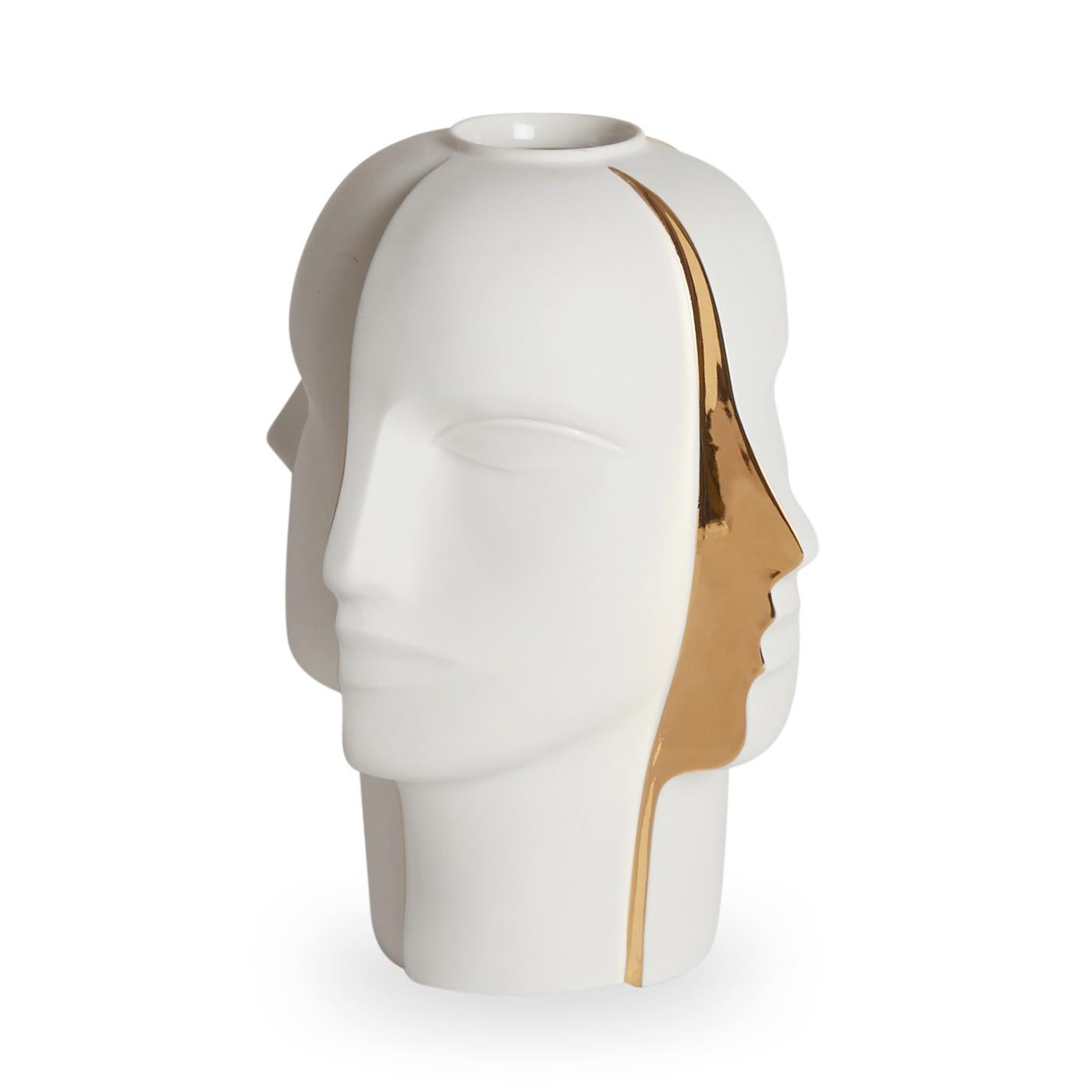 Grande divario. Il nostro Atlas Split Vase, un vaso surreale che fa girare la testa, è caratterizzato da quattro aspetti duplici: ogni visiera perfettamente divisa a metà rivela un profilo di porcellana opaca da un'angolazione e una scintillante