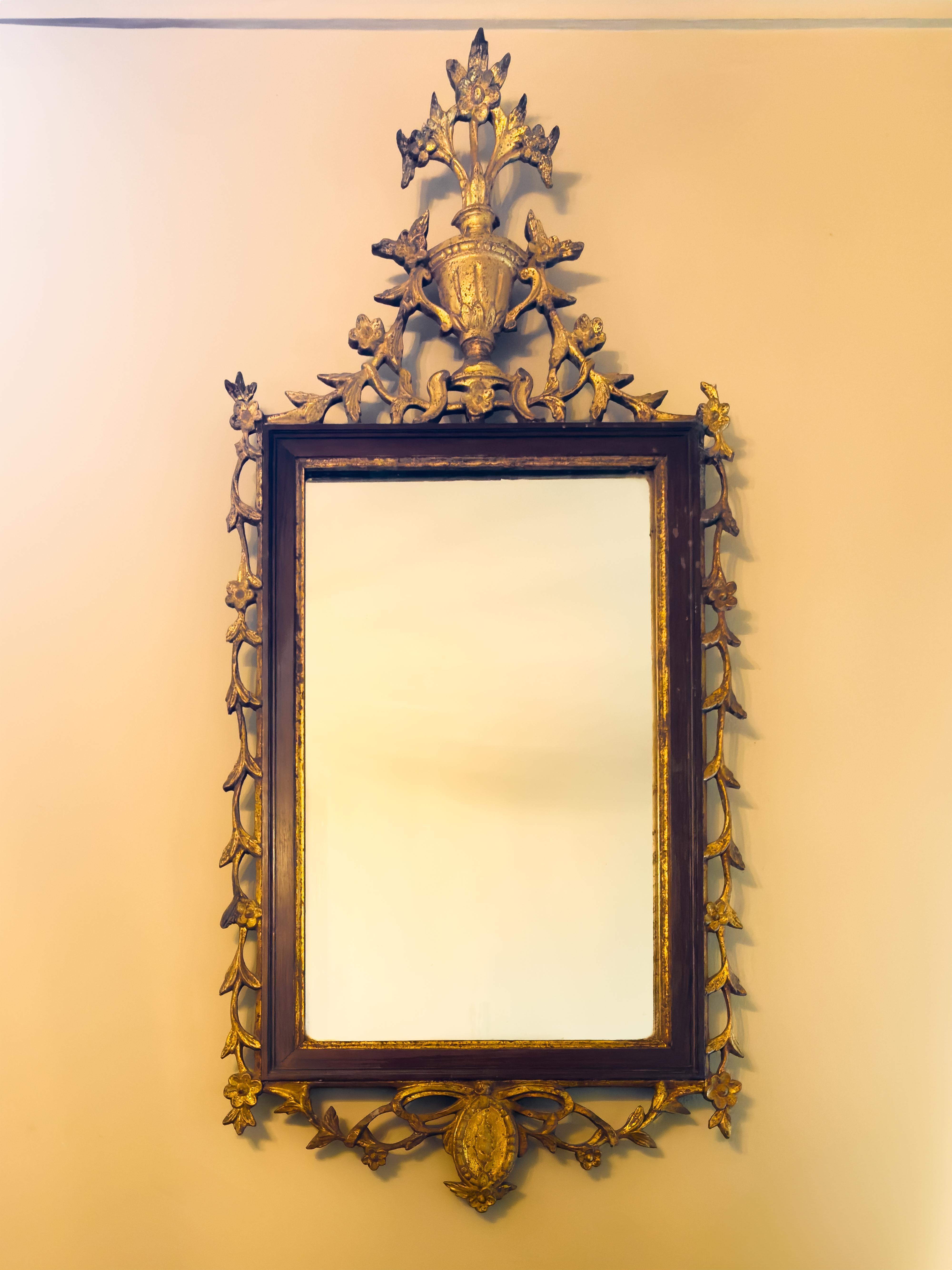 Ce miroir baroque portugais du XVIIIe siècle est décoré de somptueuses feuilles d'or et de sculptures florales complexes, réalisées dans le style D. A Style. 

Le cadre en bois doré mesure 49 x 112 cm (19.3 x 44.1 in) et la surface du miroir 34 x 57