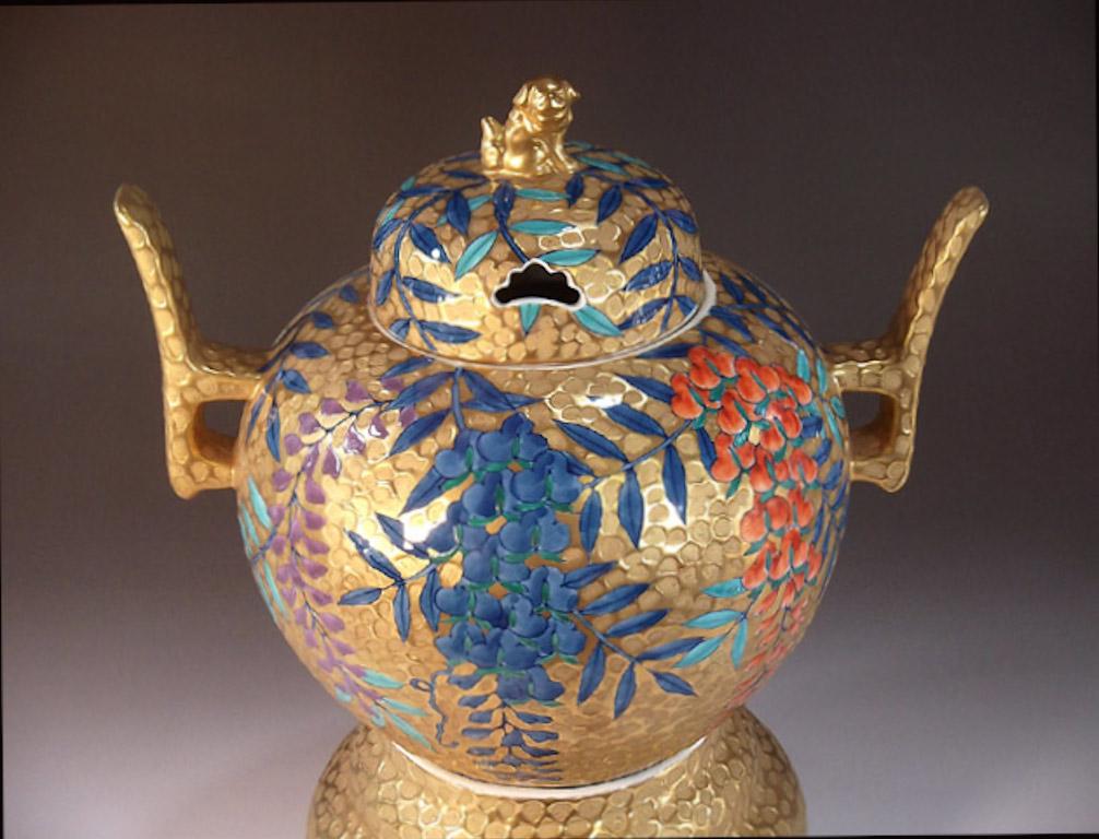 Brûleur d'encens/boîte à couvercle en porcelaine japonaise contemporaine en trois parties, peint à la main en bleu, violet et rouge sur un corps en porcelaine doré de belle facture,  un chef-d'œuvre signé par un maître porcelainier japonais primé et