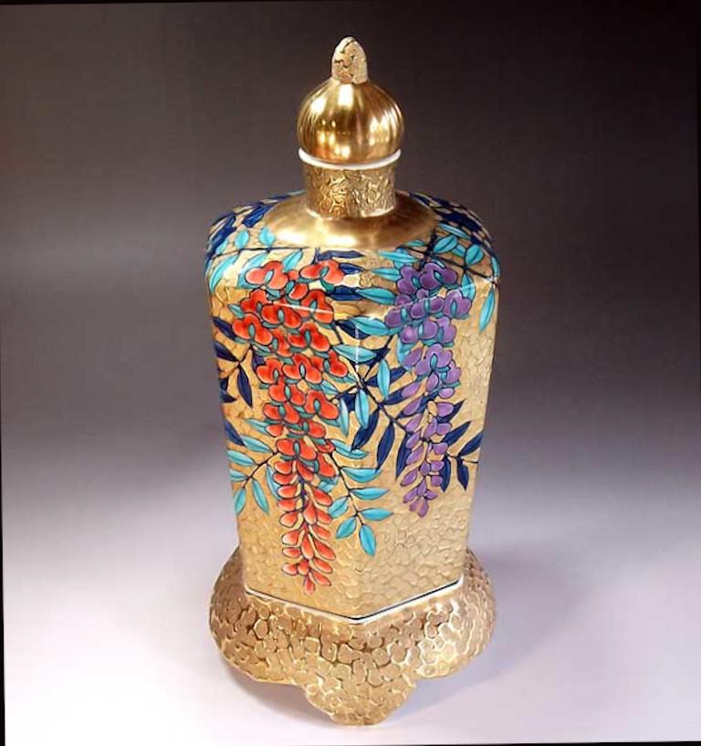 Doré Jarre à couvercle en porcelaine dorée:: rouge et violette:: de style japonais contemporain:: réalisée par un maître artiste en vente