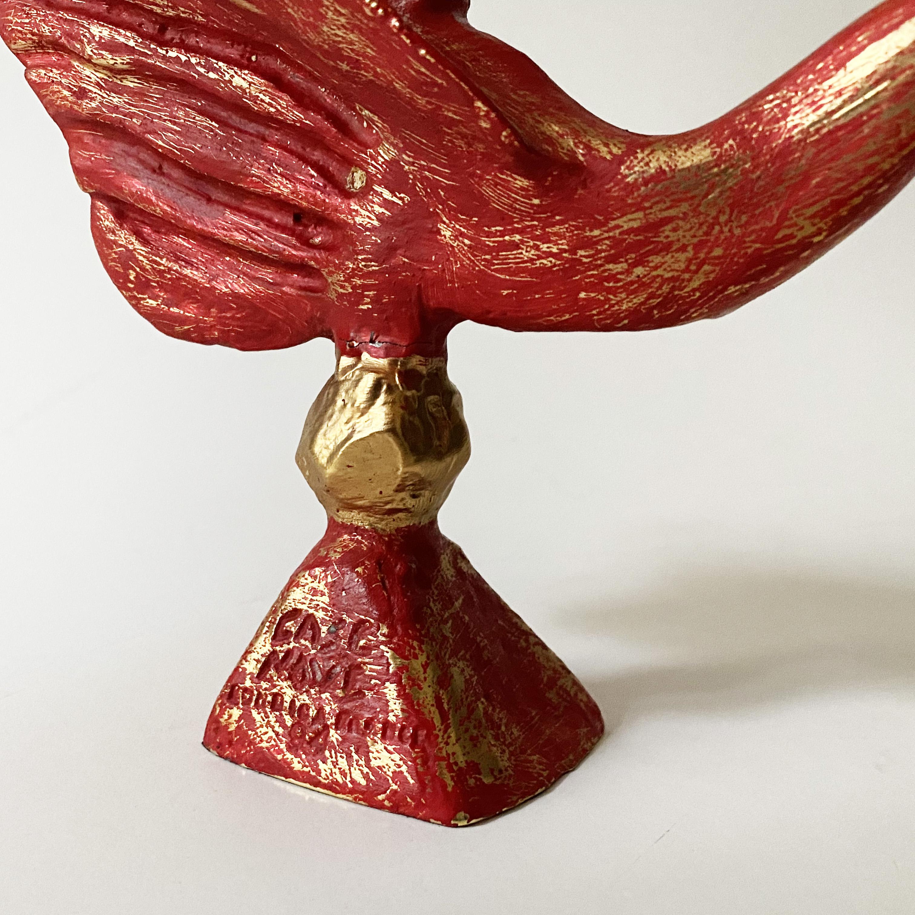 Vergoldeter und roter skulpturaler Vogel-Kerzenleuchter von Pierre Casenove für Fondica, 1990er Jahre. (Brutalismus) im Angebot