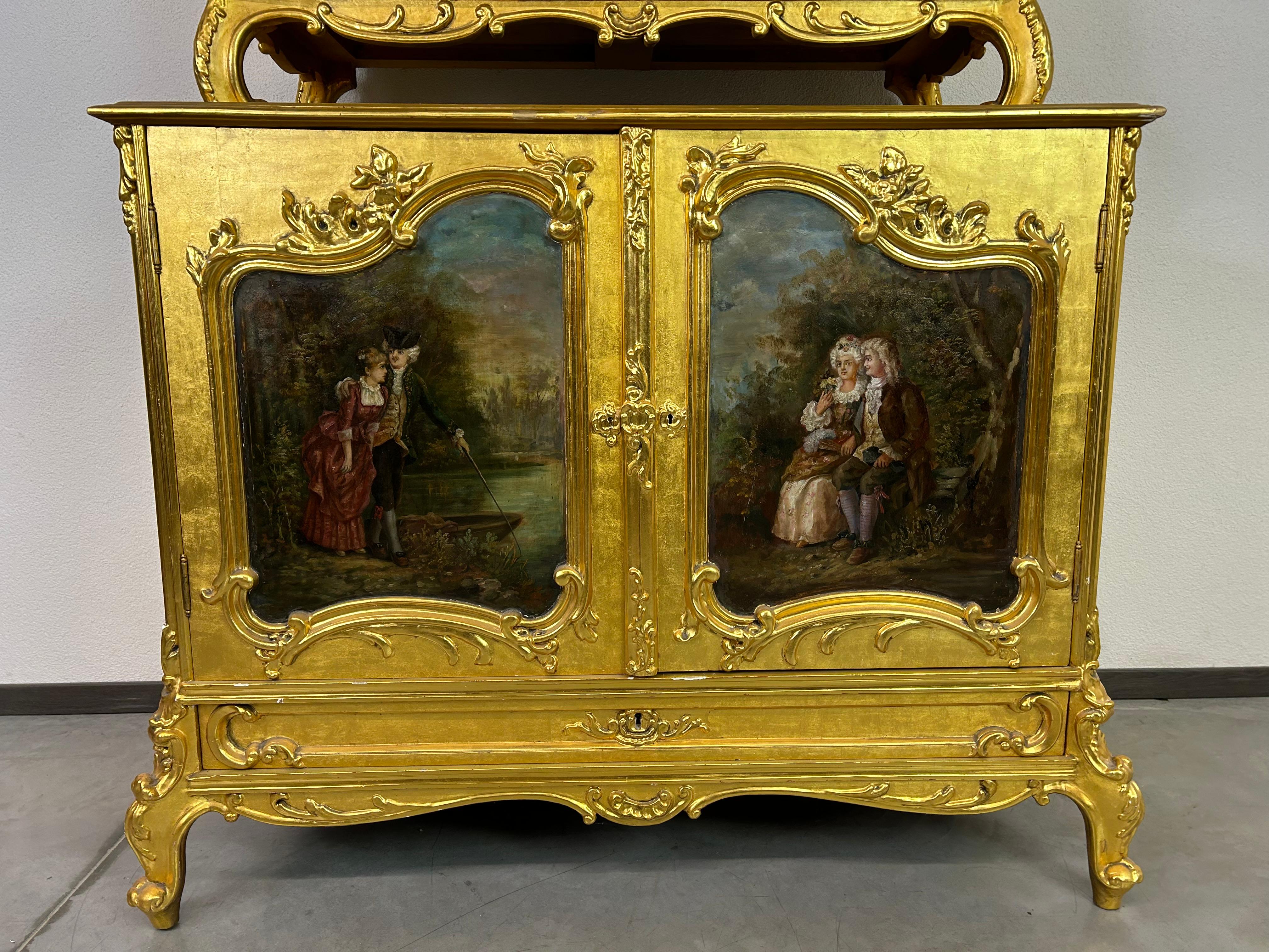 Buffet rococo doré du 18e siècle. Finition polychrome dorée, portes peintes à la main, belle conservation d'origine avec traces d'utilisation.
