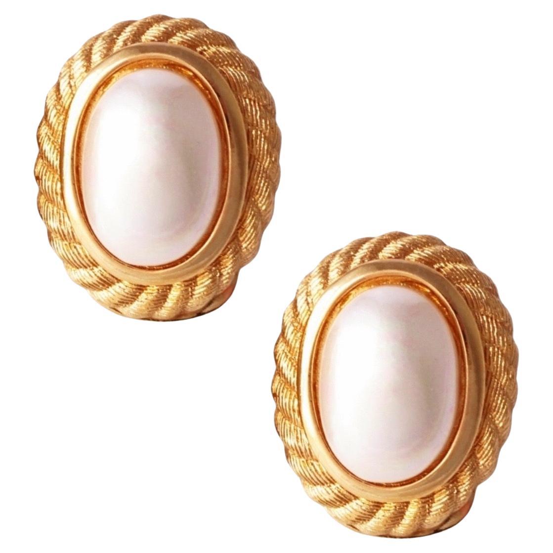 Orecchini di perle dorate con castone in corda di Christian Dior, anni 
80