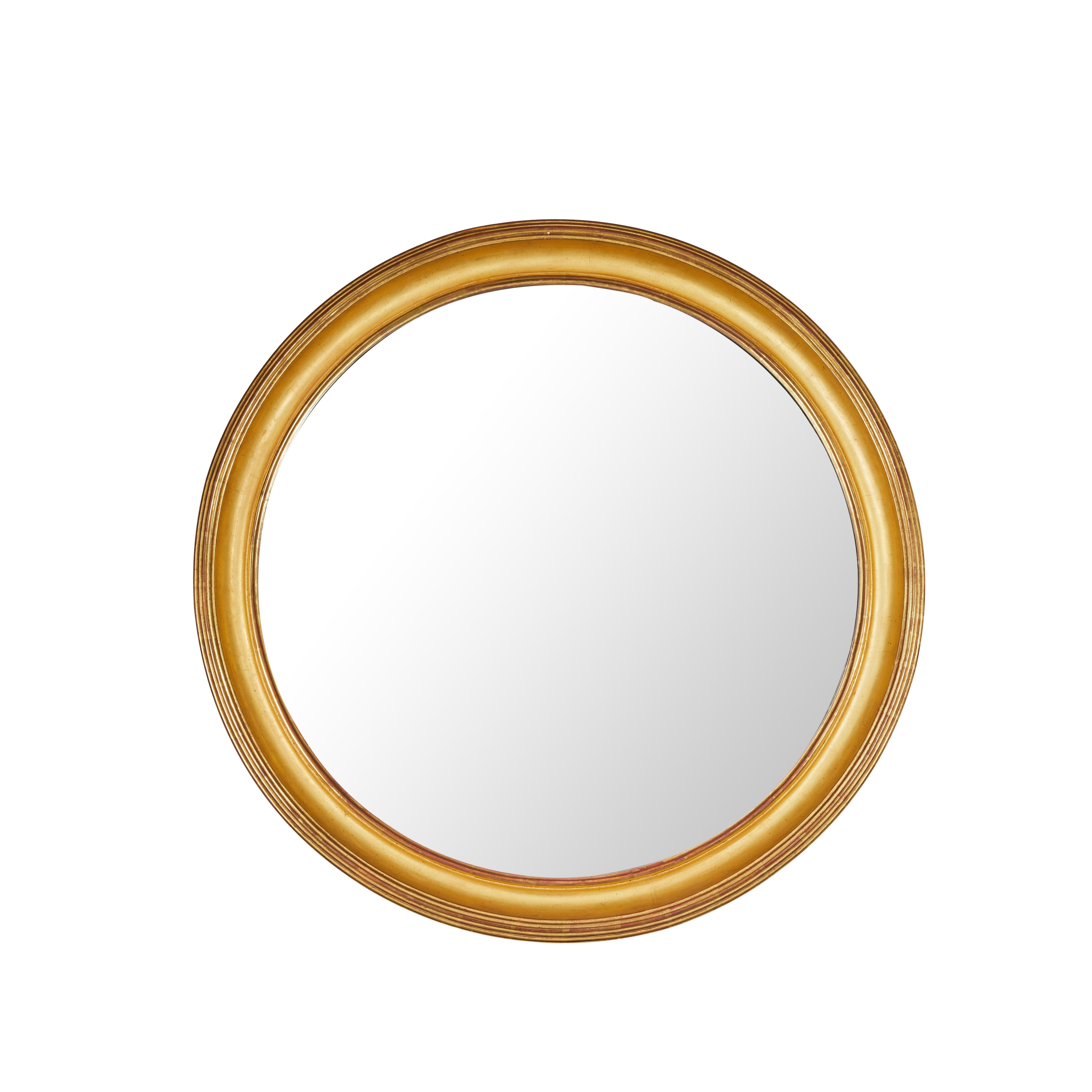 Cadre circulaire de grande envergure, sculpté à la main, gessoïsé et doré à l'or fin 22k, serti d'un verre miroir plus récent. Chacun d'entre eux a des bords striés entourant un intérieur convexe.  Vendu séparément.
