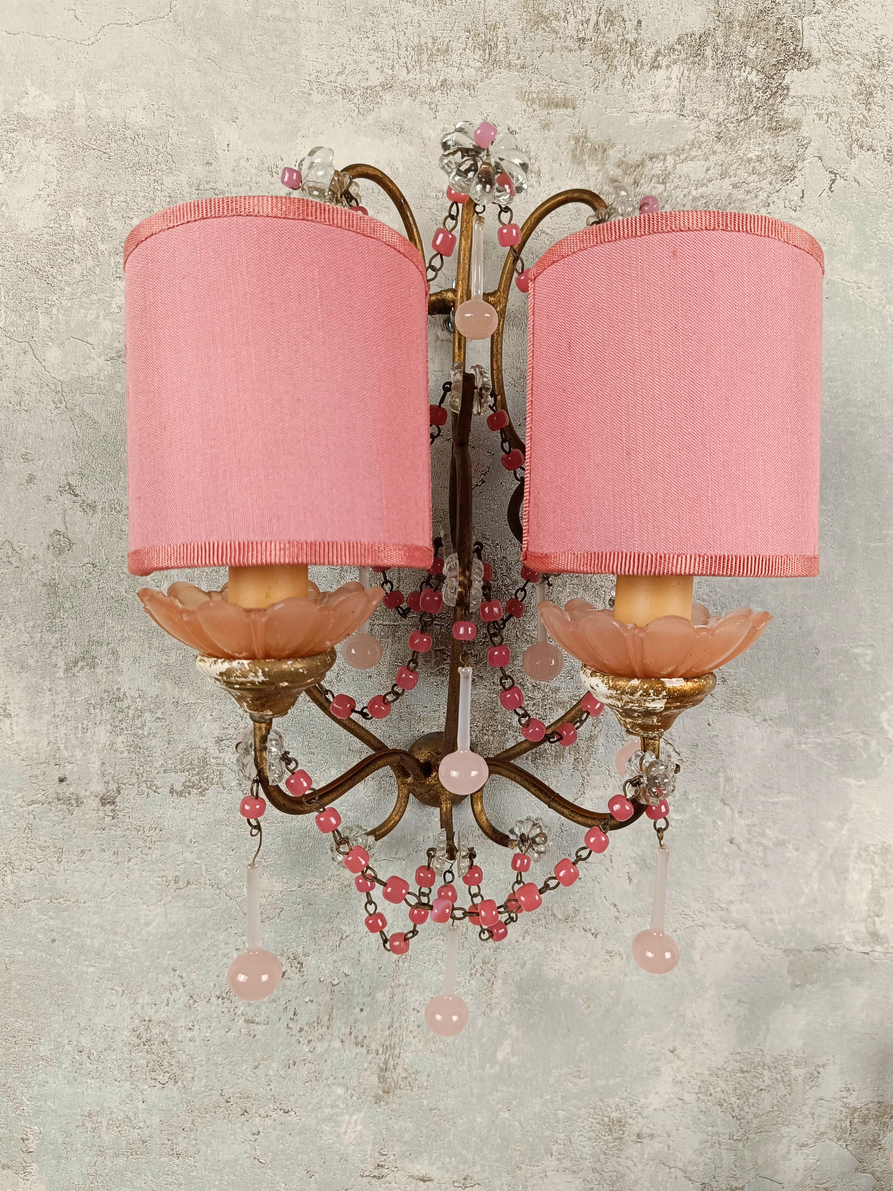 Cristallo Applique dorate con coppe opaline rosa pesca, perline di cristallo e gocce di Murano in vendita