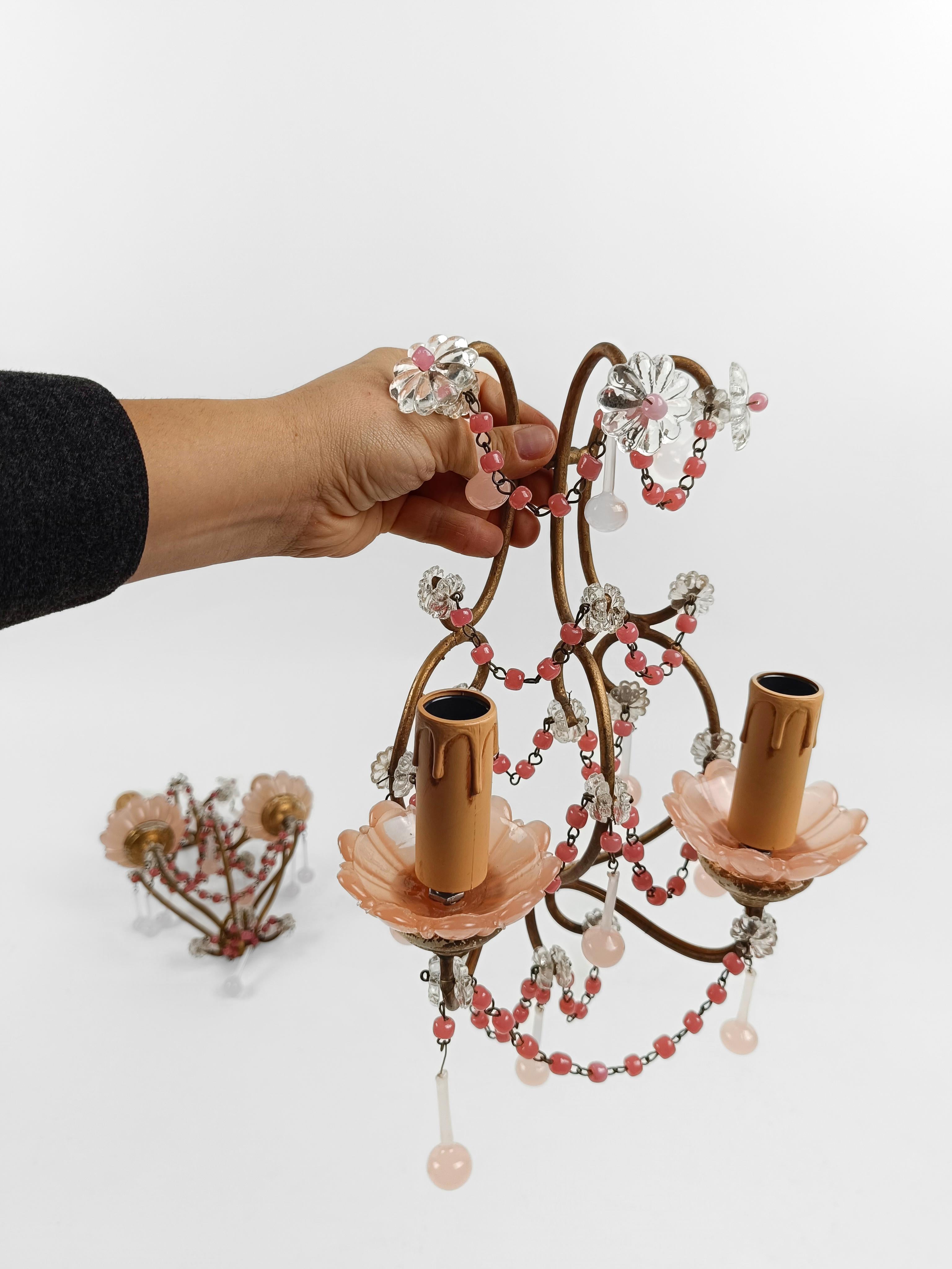 Appliques dorées avec tasses en opaline rose pêche, perles de cristal et gouttes de Murano  en vente 6