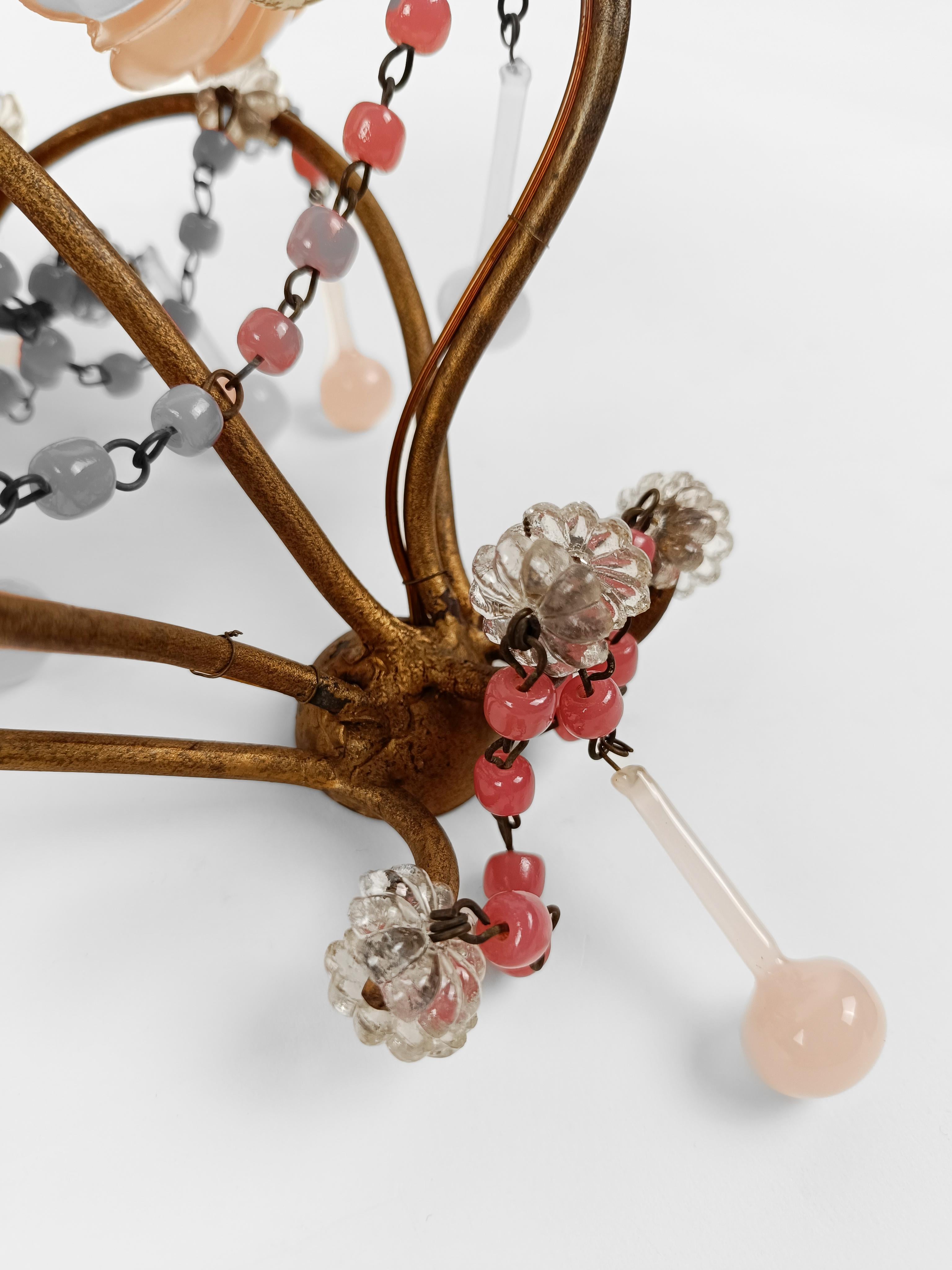 Appliques dorées avec tasses en opaline rose pêche, perles de cristal et gouttes de Murano  en vente 8