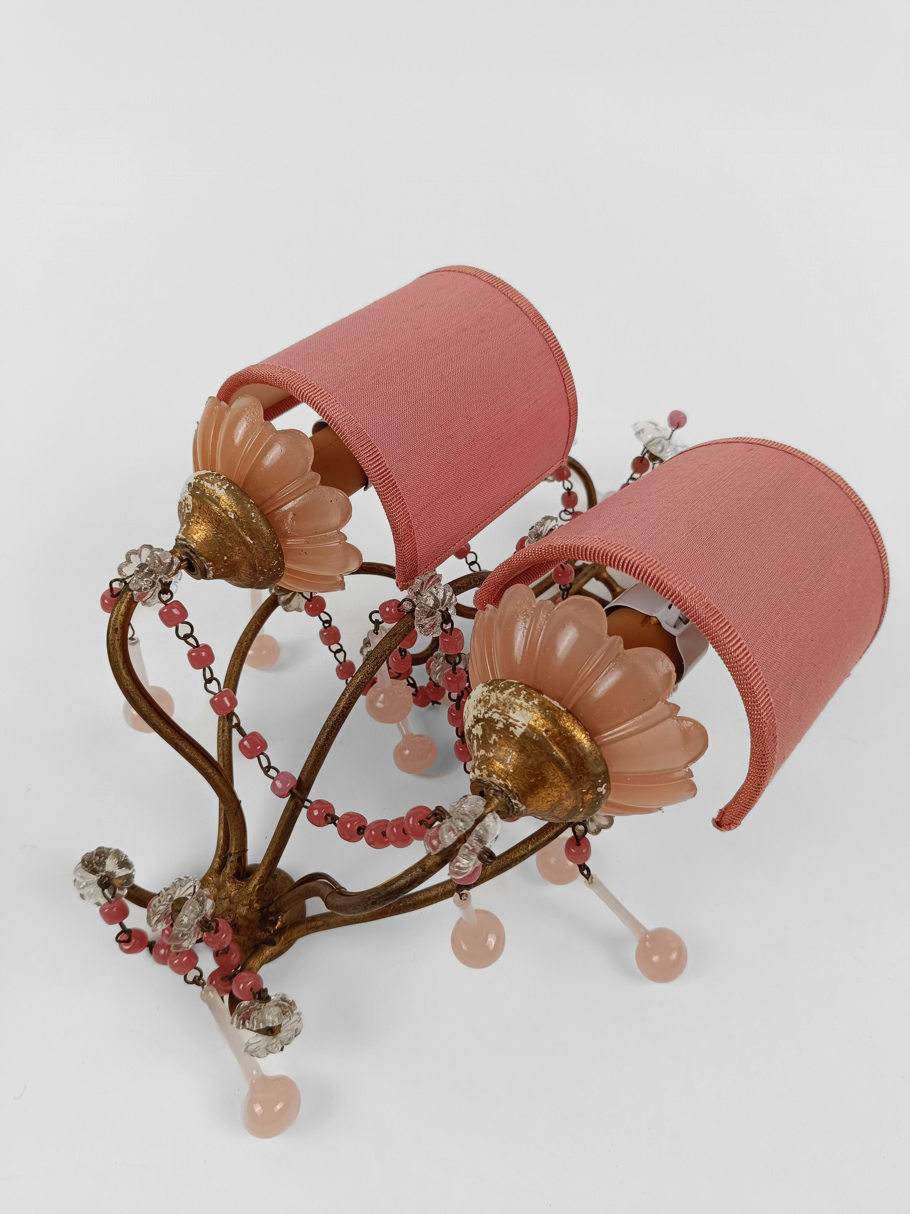 Appliques dorées avec tasses en opaline rose pêche, perles de cristal et gouttes de Murano  en vente 11