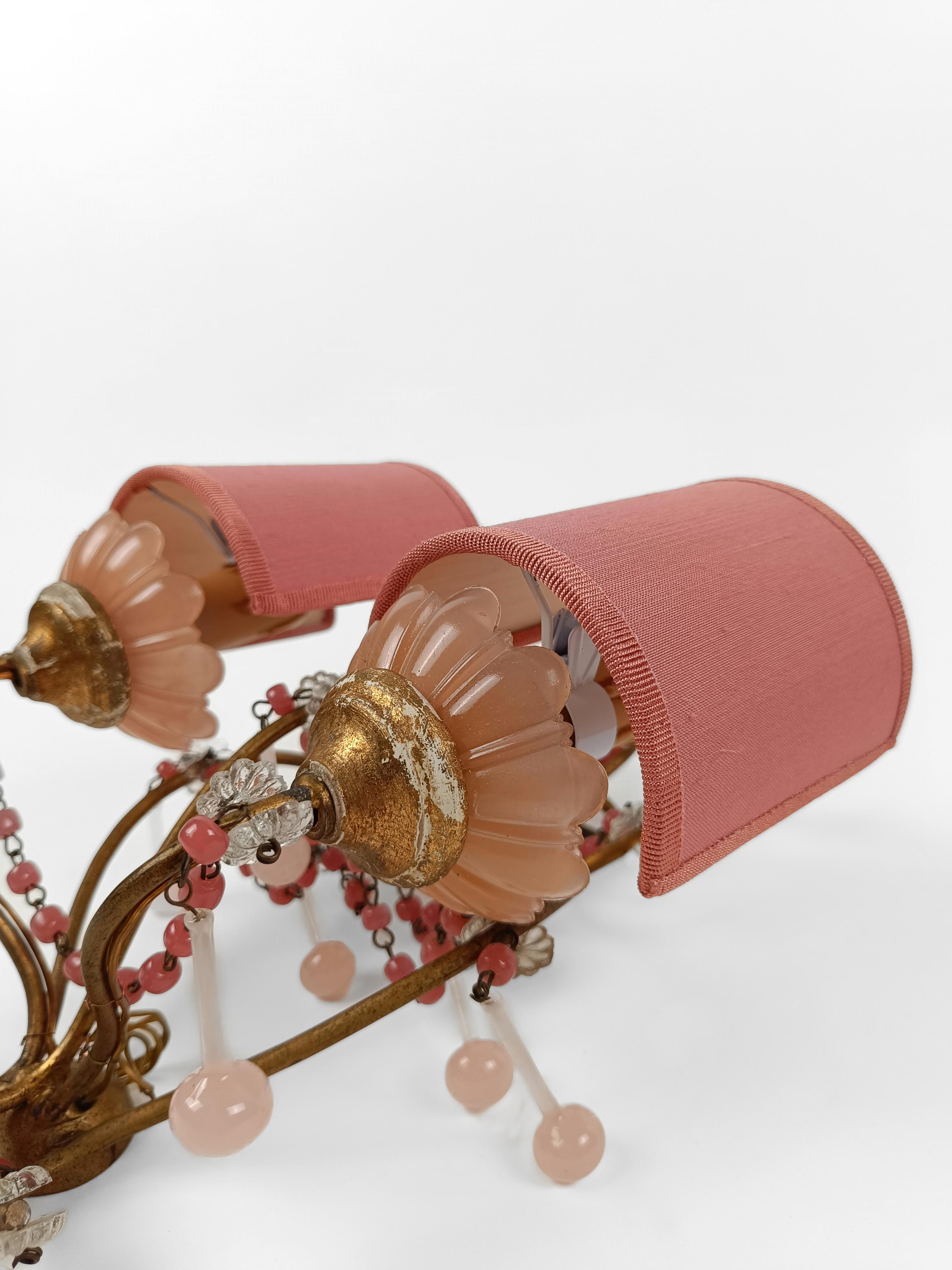 italien Appliques dorées avec tasses en opaline rose pêche, perles de cristal et gouttes de Murano  en vente