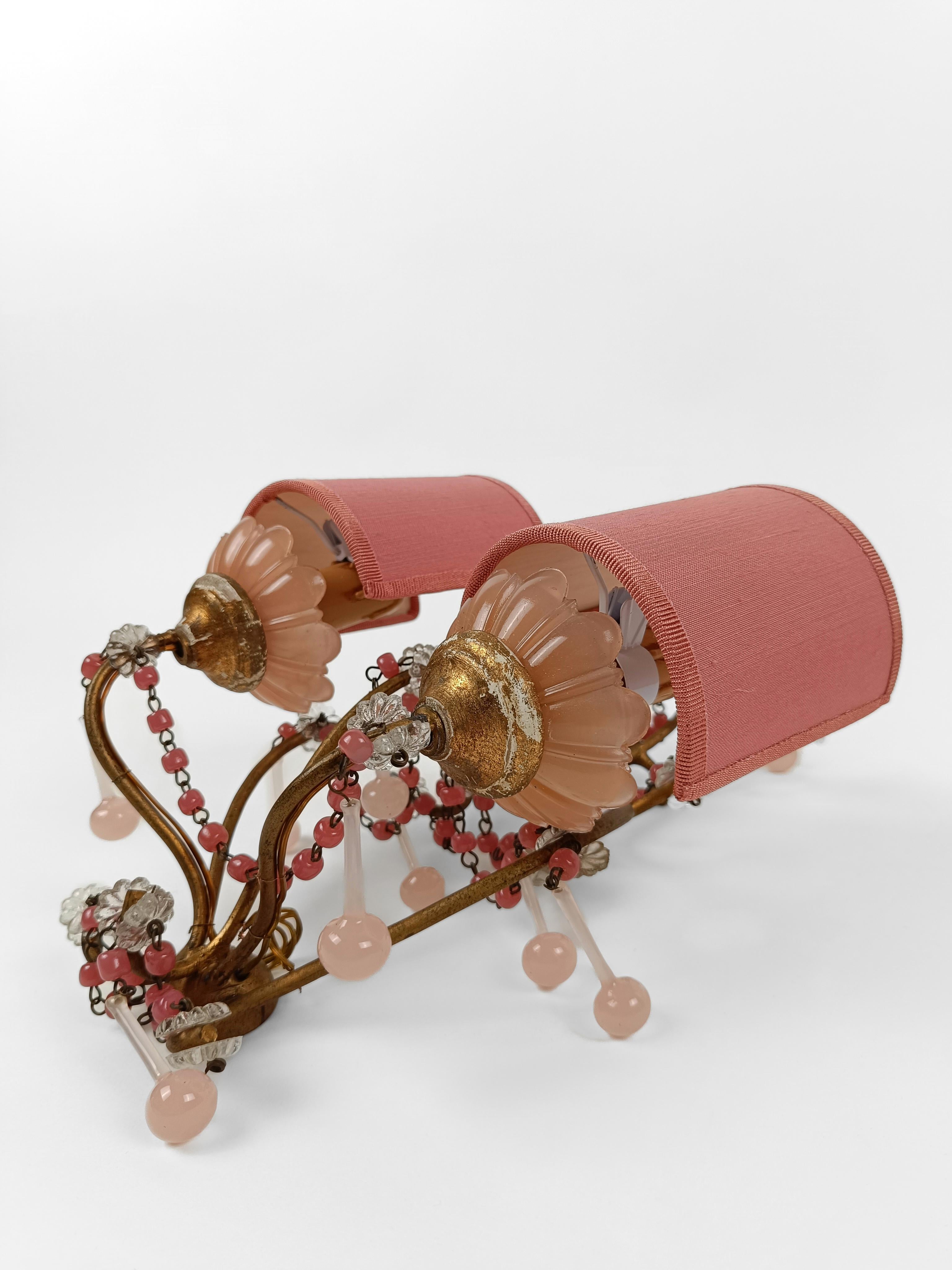 Appliques dorées avec tasses en opaline rose pêche, perles de cristal et gouttes de Murano  Bon état - En vente à Roma, IT