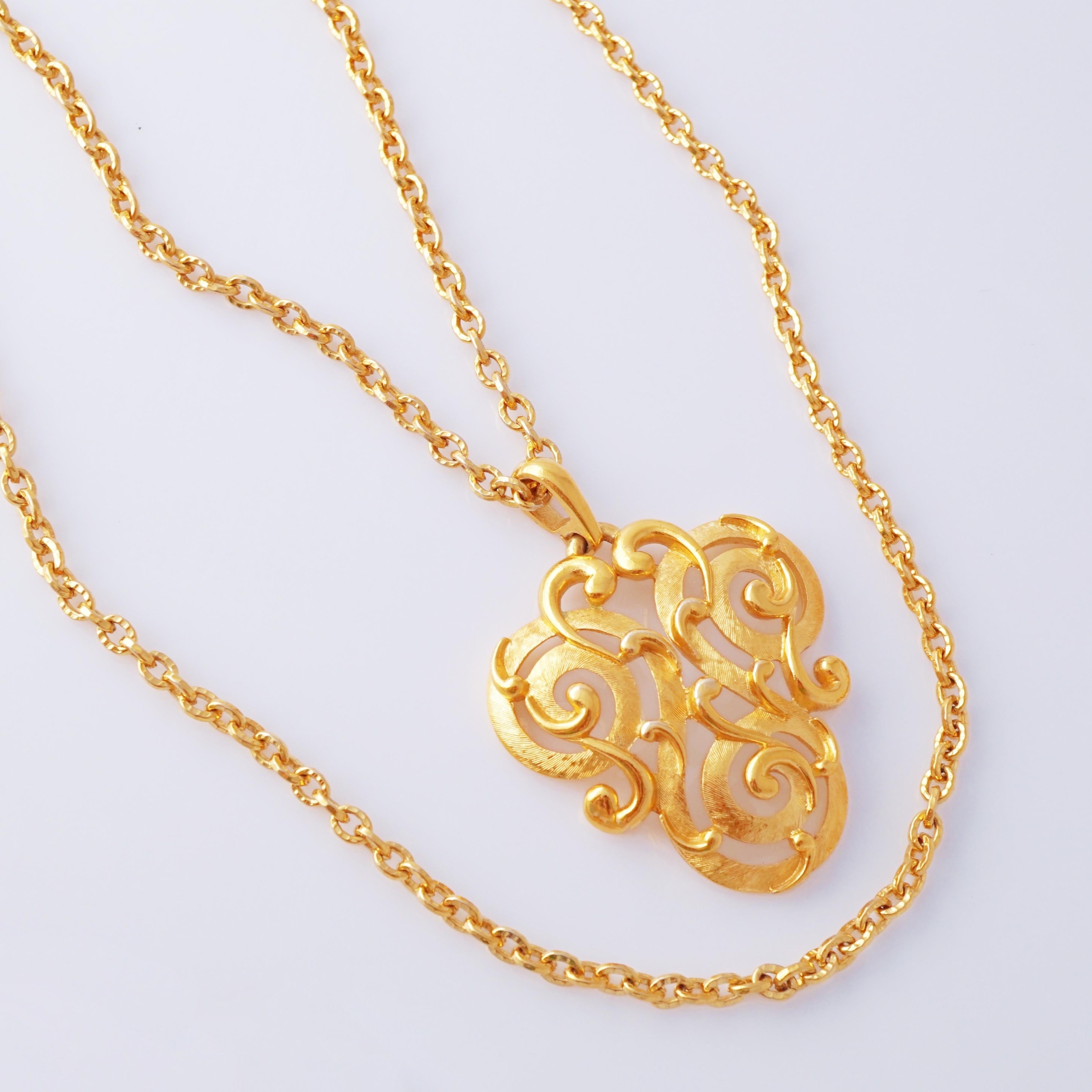 Moderno Collana con pendente a volute dorate e doppia catena di Crown Trifari, anni '60 in vendita