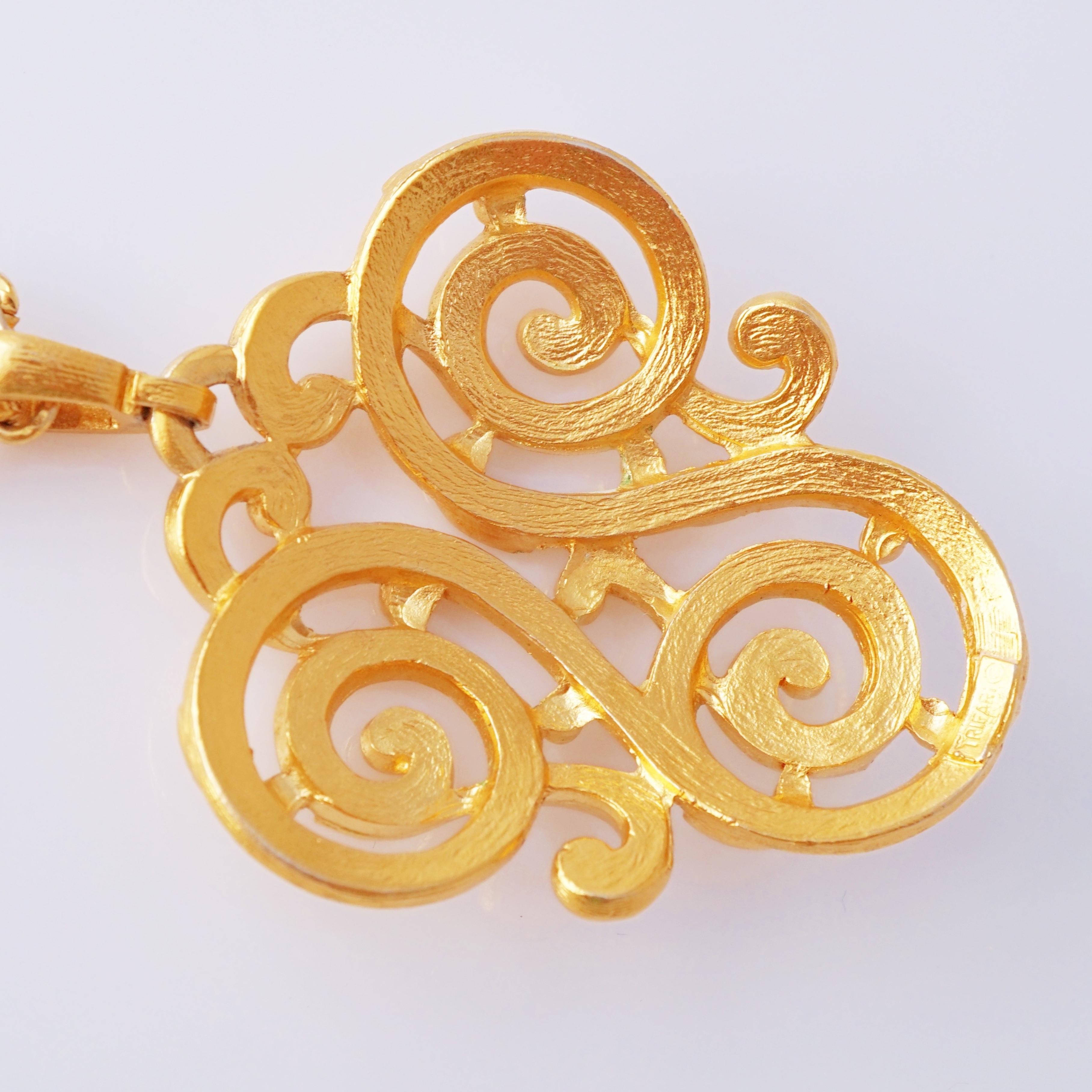 Collana con pendente a volute dorate e doppia catena di Crown Trifari, anni '60 In condizioni buone in vendita a McKinney, TX