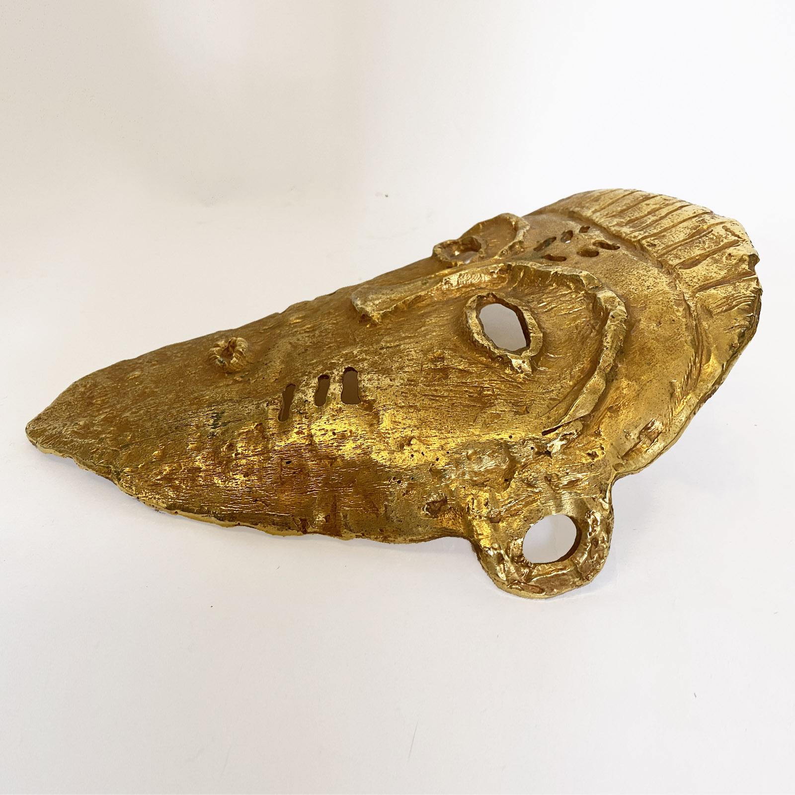 Masque sculptural en fonte d'aluminium doré de Linda Hattab pour Fondica, France, années 1990. 
Peut être transformé en applique.