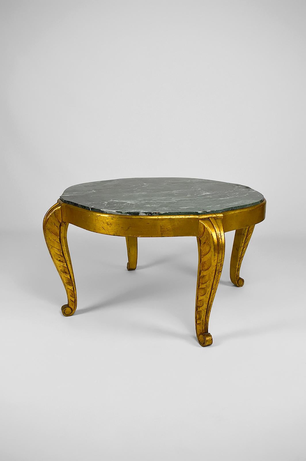 Very elegant gueridon / coffee / side table composed of an octagonal top in green marble and a gilded wooden structure whose feet are carved with palm motifs.

In very good condition
Art Deco / Neo-Classical, France, 1940s / 1950s.
By Maison