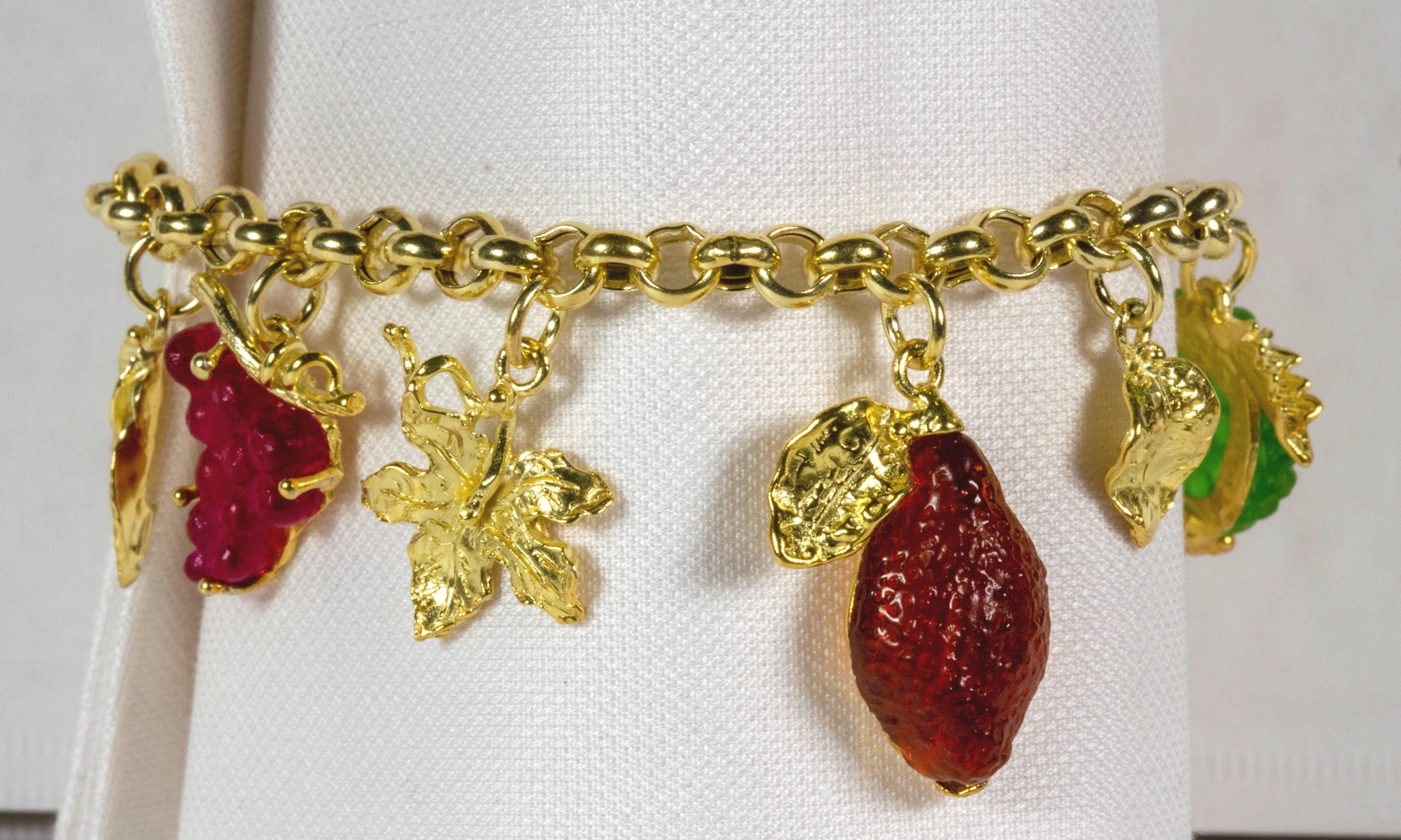 Original bracelet in gilded 925 silver with leaf-shaped silver pendants and fruit-shaped pendants made of glass paste of different colors.
The jewel was made with the 