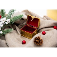 Gilded silver chest-shaped box with engravings, handles and lined interior
