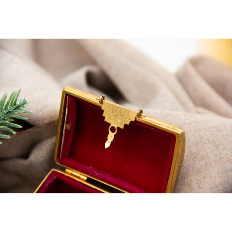 Gilded silver chest-shaped box with engravings, handles and lined interior In Good Condition For Sale In Porto, PT