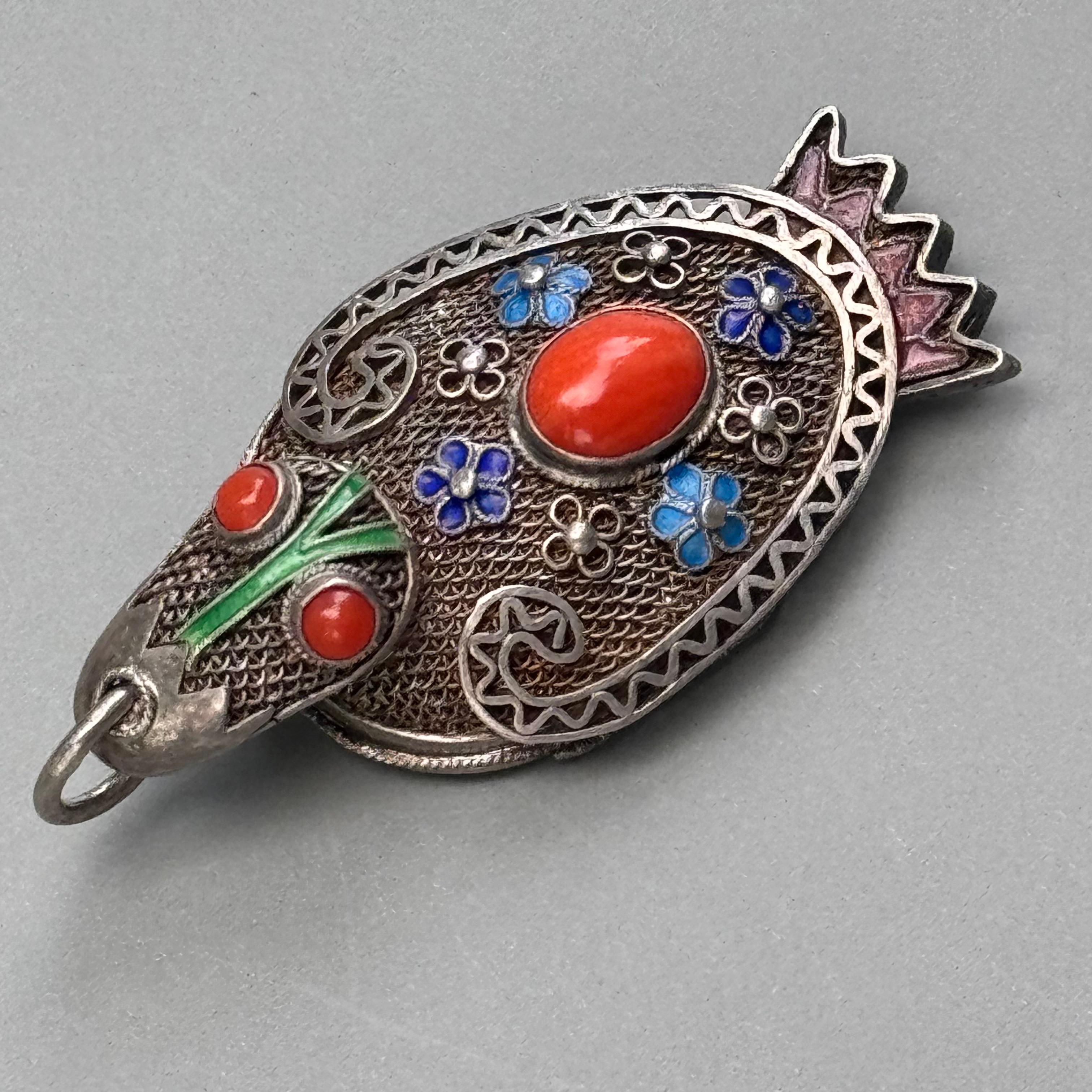 Scopri uno squisito gioiello vintage con il nostro ciondolo a medaglione in corallo con smalto e filigrana in argento dorato. Questo accattivante ciondolo è un mix di artigianalità ed eleganza, caratterizzato da un'intricata lavorazione in filigrana