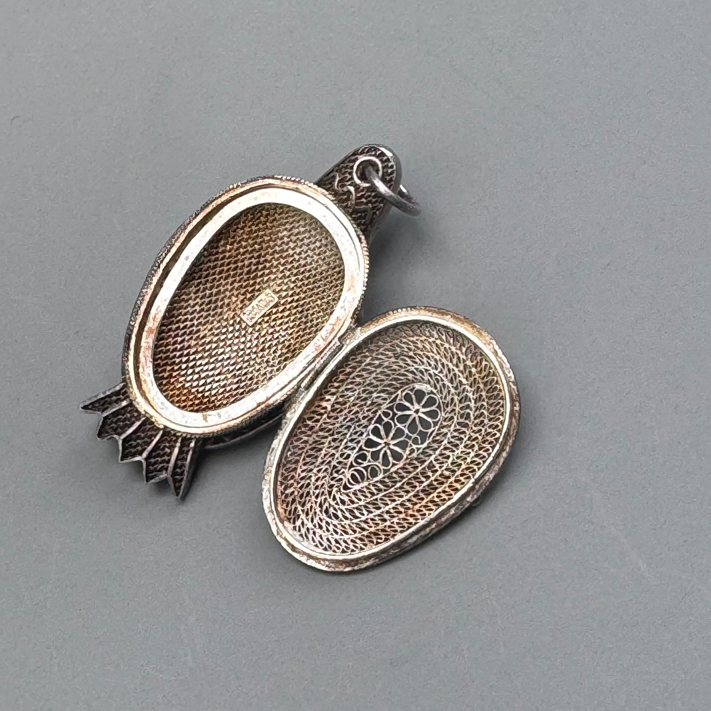 Smalto corallo argento dorato  Ciondolo porta profumo vinaigrette in vendita 2