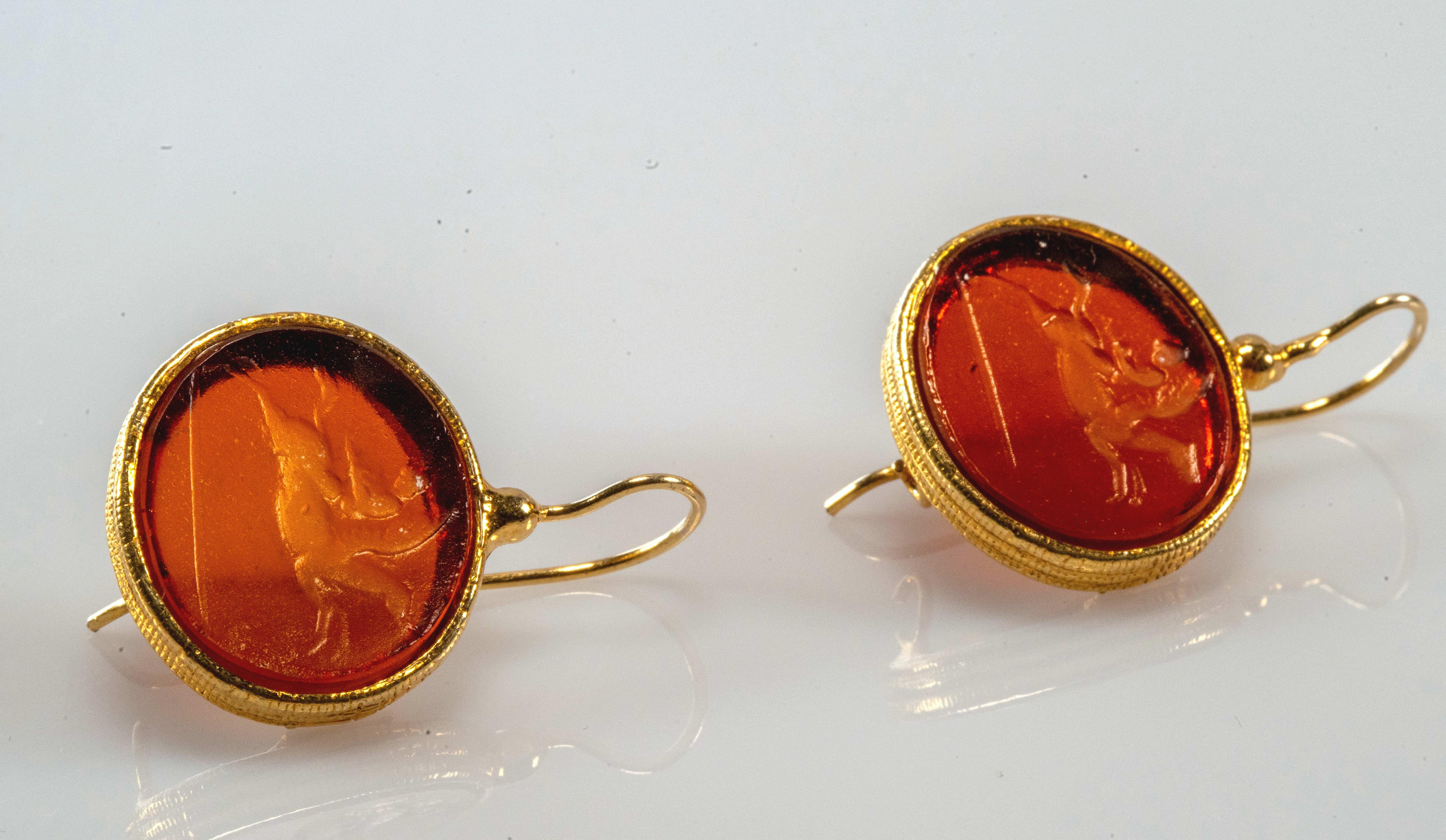 Gilded Silver Earrings Glass Paste Cameo Etruscan Jewelry Style In Excellent Condition In Rome, IT