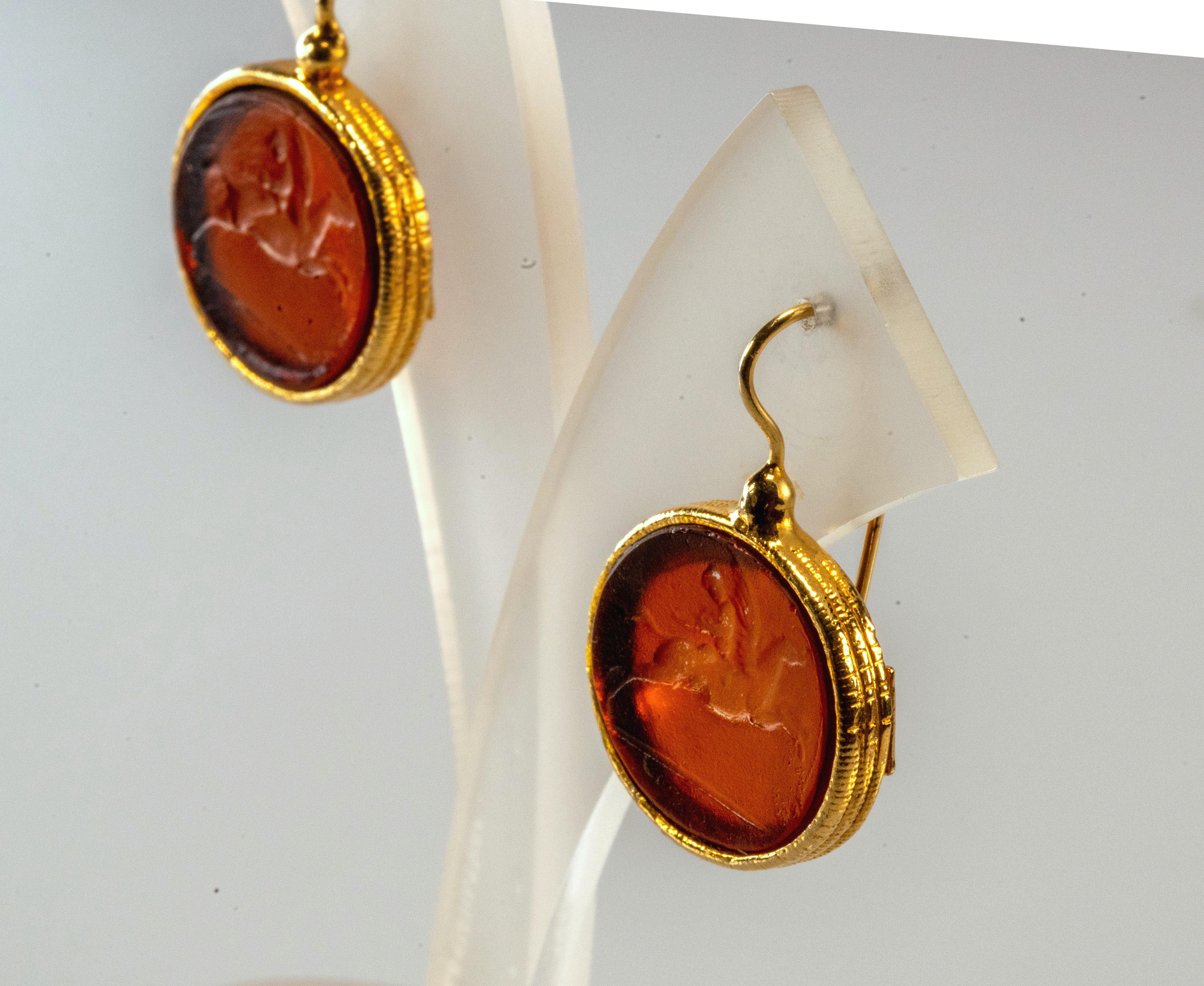 Pretty earrings in gilded 925 silver with oval cameos made of orange glass paste.
The decorative technique with which Etruscans and ancient Romans made glass paste jewels, on which they depicted scenes of everyday life or mythology, has been