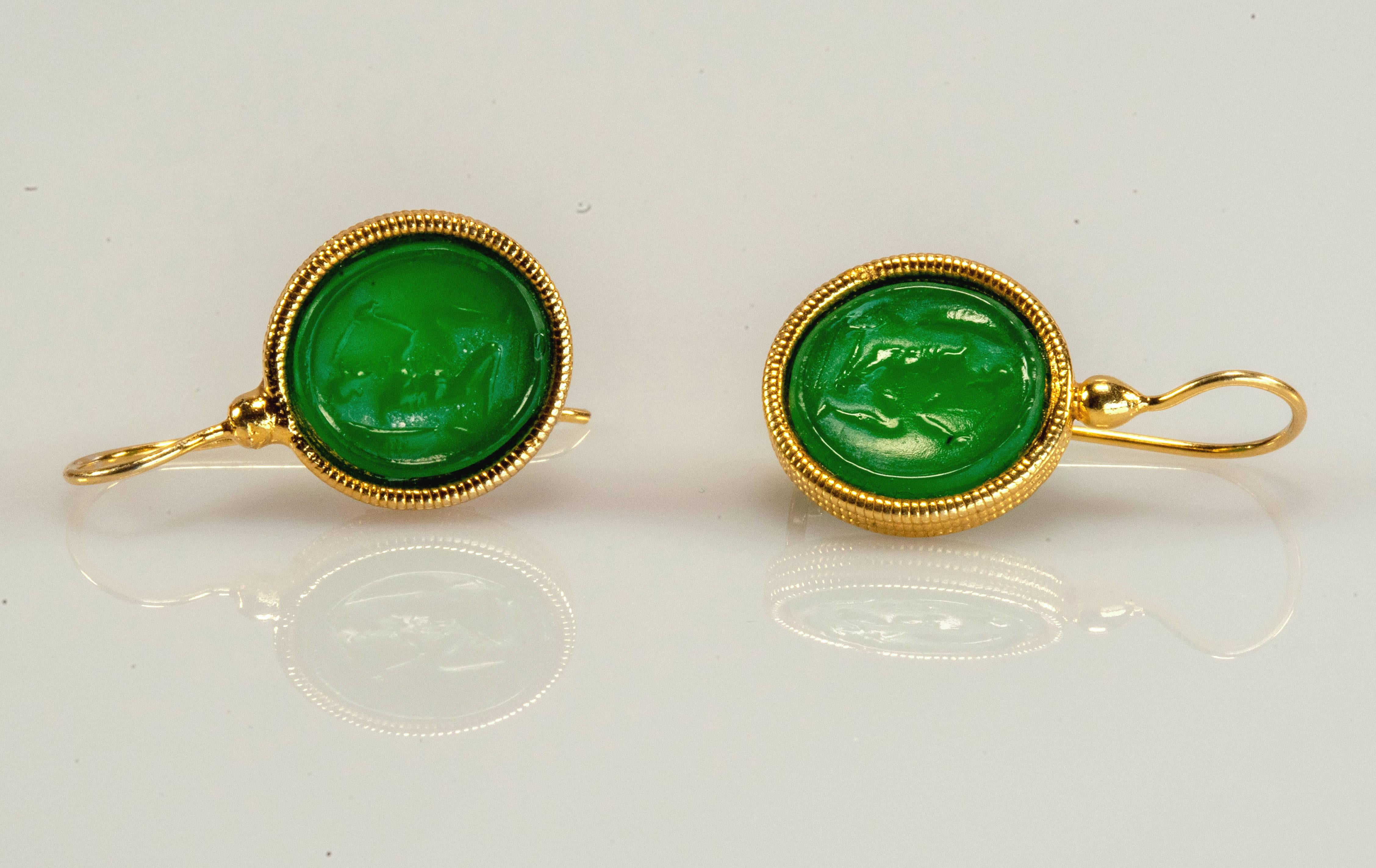 Pretty earrings in gilded 925 silver with round cameos made of green glass paste.
The decorative technique with which Etruscans and ancient Romans made glass paste jewels, on which they depicted scenes of everyday life or mythology, has been