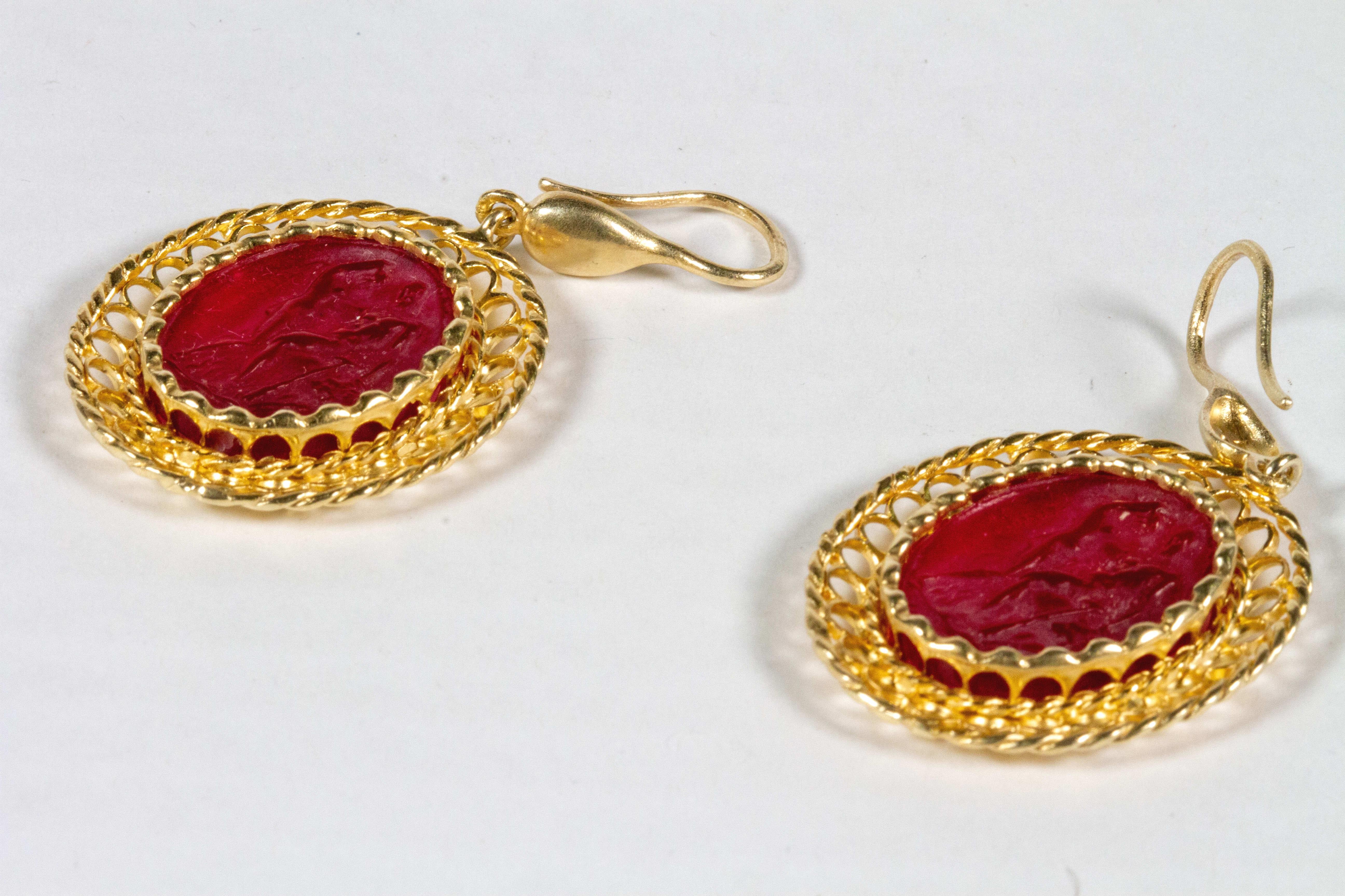 Pretty earrings in gilded 925 silver with cameos made of oval glass paste.
The decorative technique with which Etruscans and ancient Romans made glass paste jewels, on which they depicted scenes of everyday life or mythology, has been cleverly