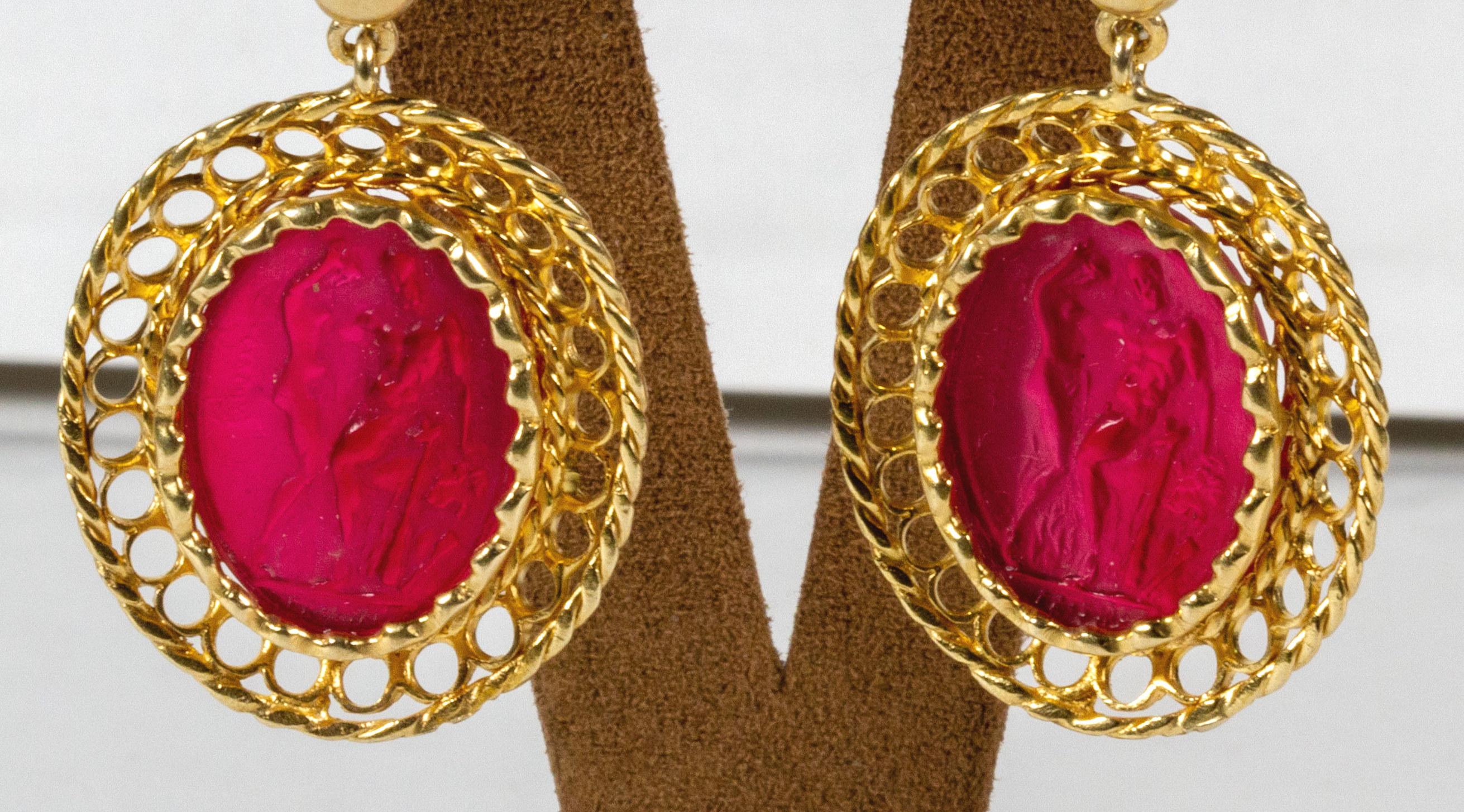 Gilded Silver Earrings Red Glass Paste Cameo Etruscan Jewelry Style In Excellent Condition In Rome, IT