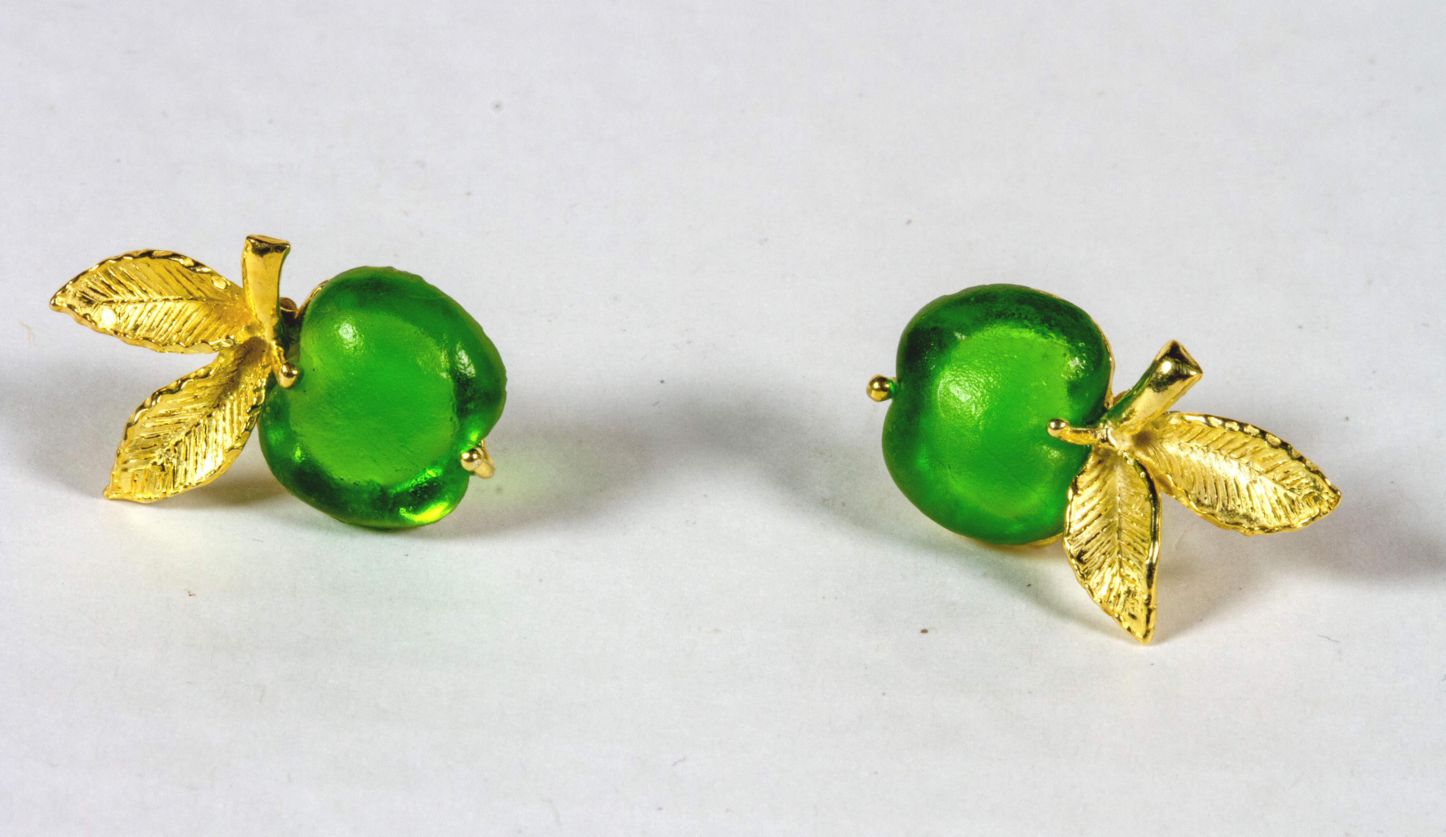 Original earrings in gilded 925 silver with silver leaves and green apple glass paste.
The jewel was made with the 