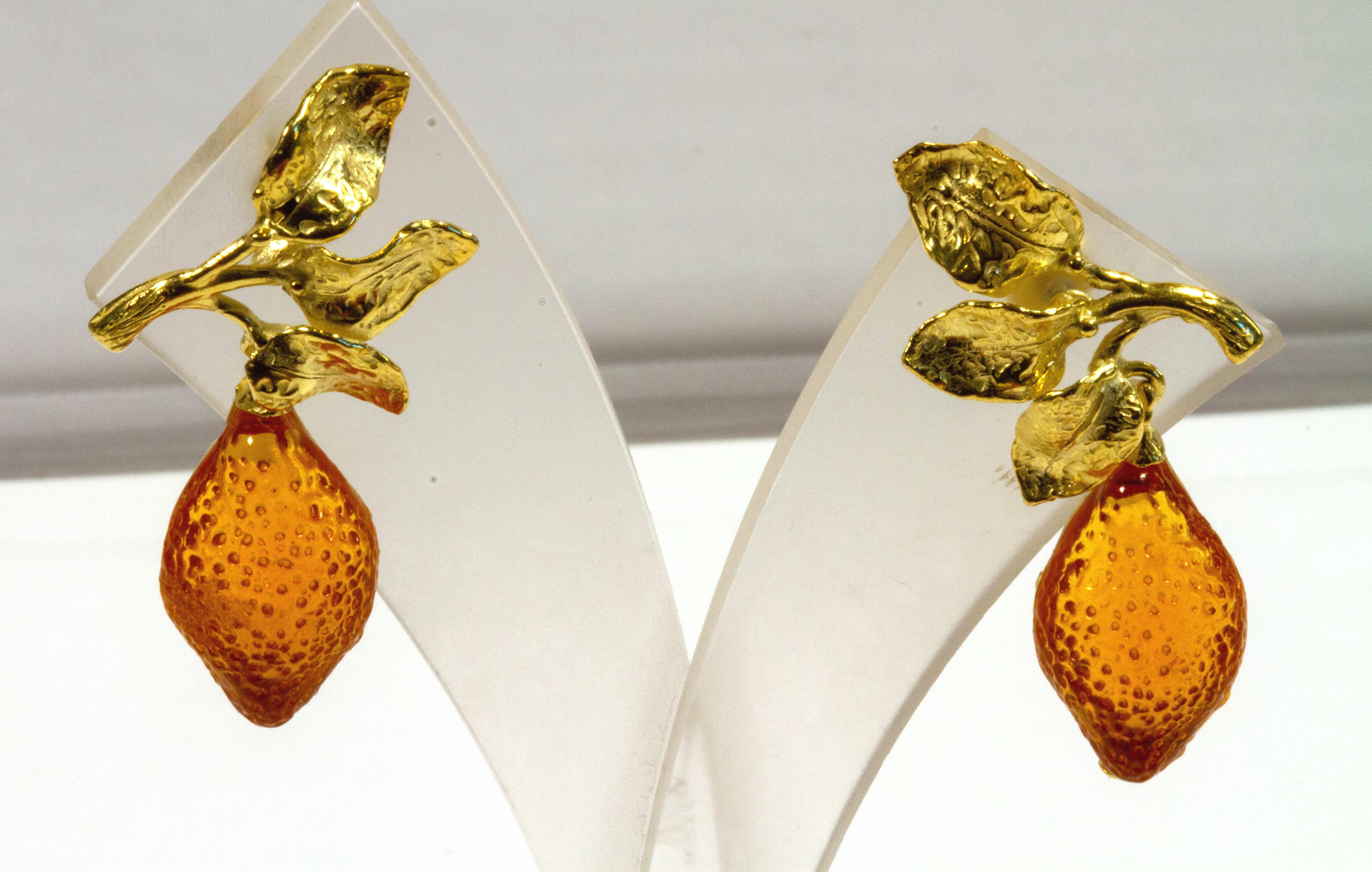 Original earrings in gilded 925 silver with silver leaves and orange lemon glass paste.
The jewel was made with the 