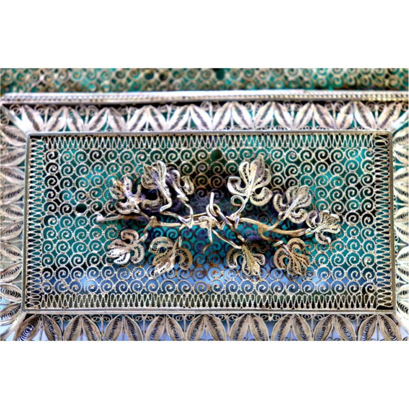 Description: Gilded silver filigree box with floral applications and hinged lid. Metal: Silver. Origin: Portuguese. Mark: Absent. Weight: 157.12 grams. Dimensions: 13cm x 9cm. Content: 833/1000. Assay Mark: Absent. Additional information: Signs of