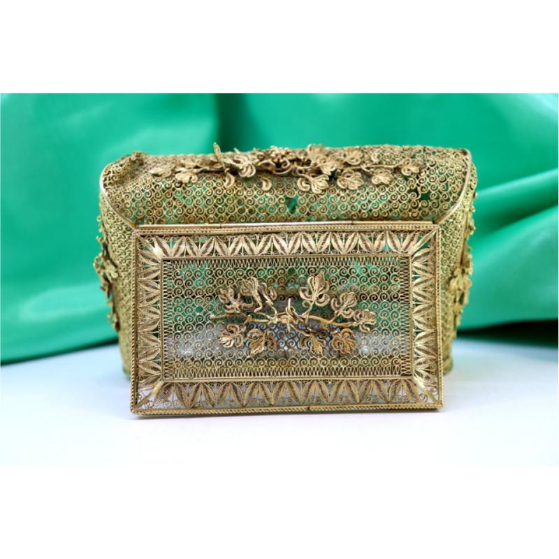 European Gilded silver filigree box with floral applications and hinged lid For Sale