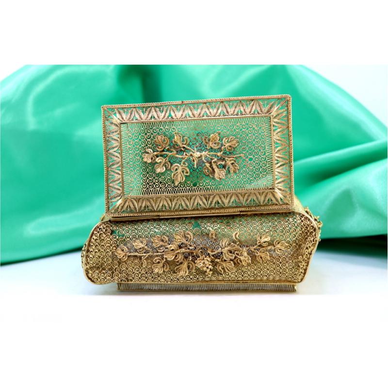 Gilded silver filigree box with floral applications and hinged lid In Good Condition For Sale In Porto, PT